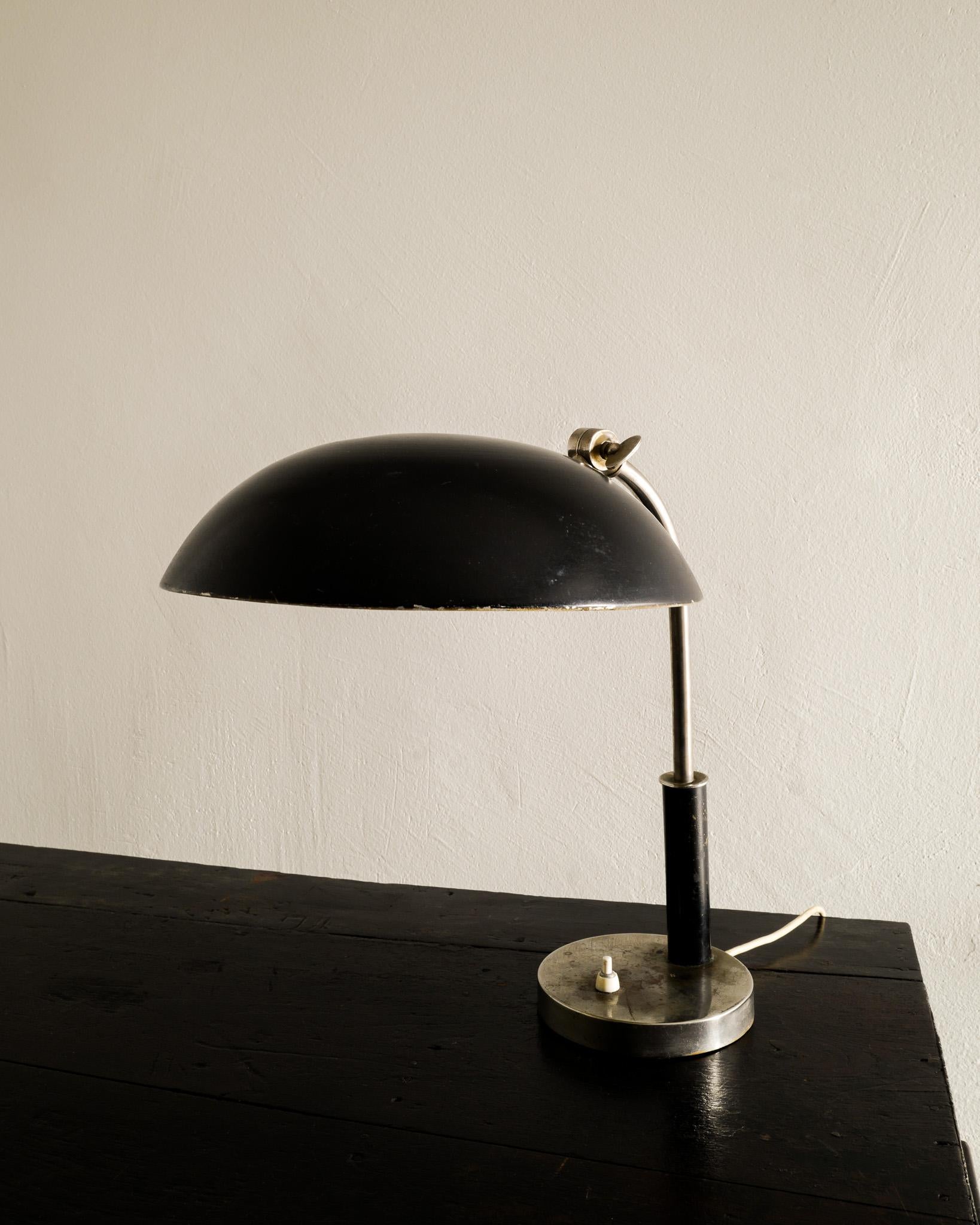 Seltene Tisch-/Schreibtischlampe aus der Mitte des Jahrhunderts aus Metall, hergestellt in Schweden in den 1940er Jahren. In gutem Originalzustand mit alters- und gebrauchsbedingter Patina. Gute Arbeit. 

Abmessungen: H: 38 cm / 14.95