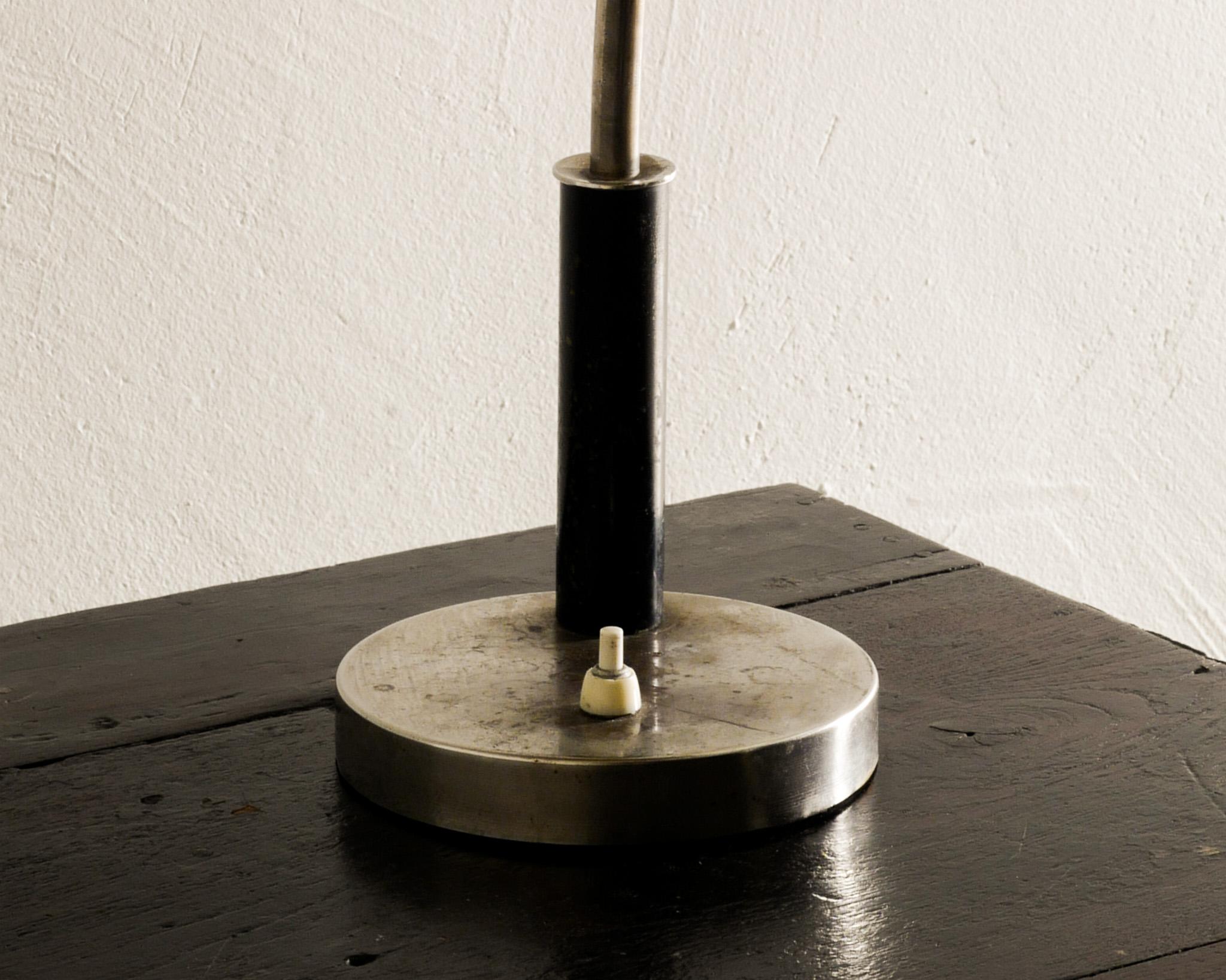 Schwedische Mid-Century-Tisch-Schreibtischlampe aus schwarzem Metall, hergestellt in Schweden, 1940er Jahre im Zustand „Gut“ im Angebot in Stockholm, SE
