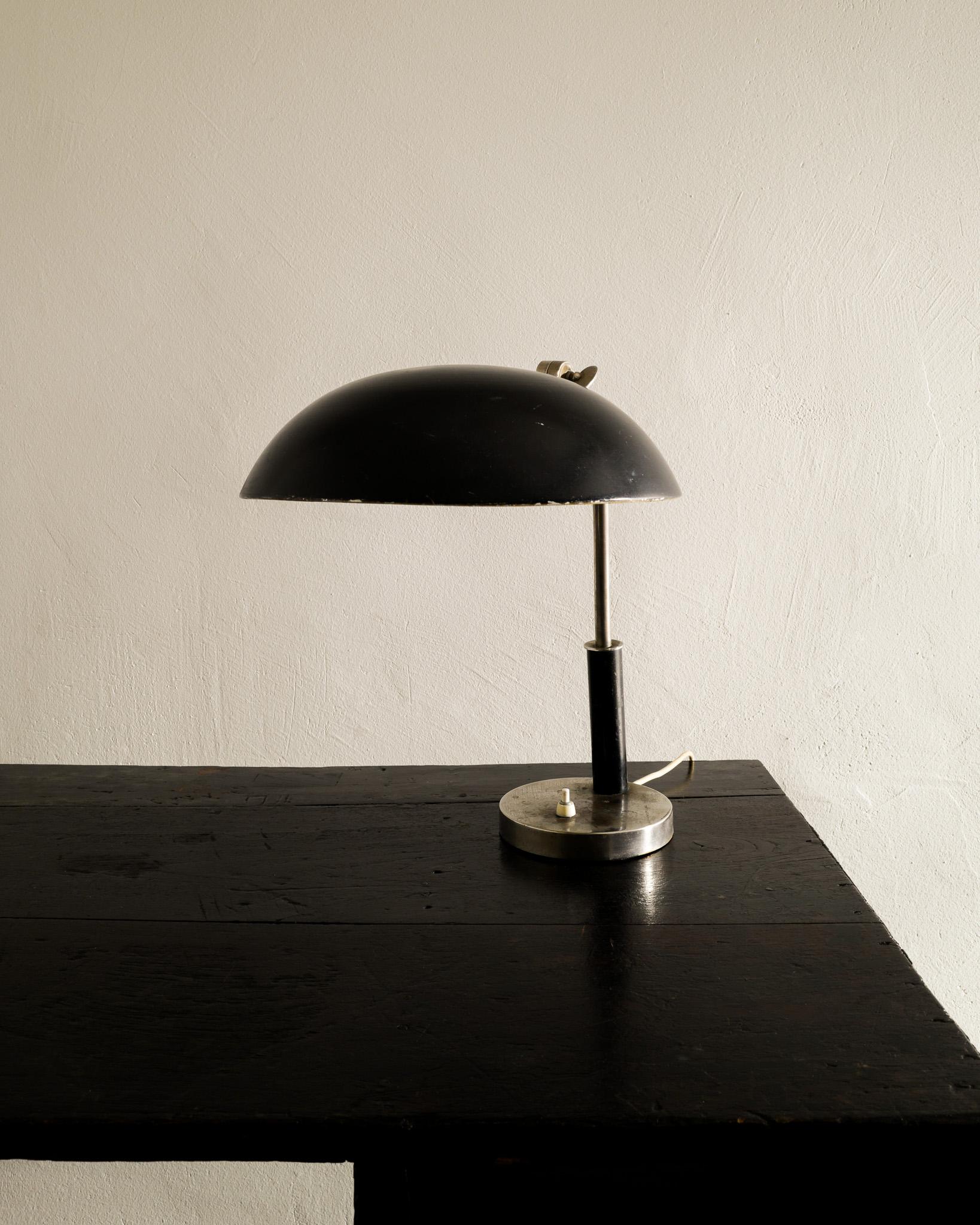 Schwedische Mid-Century-Tisch-Schreibtischlampe aus schwarzem Metall, hergestellt in Schweden, 1940er Jahre (Mitte des 20. Jahrhunderts) im Angebot