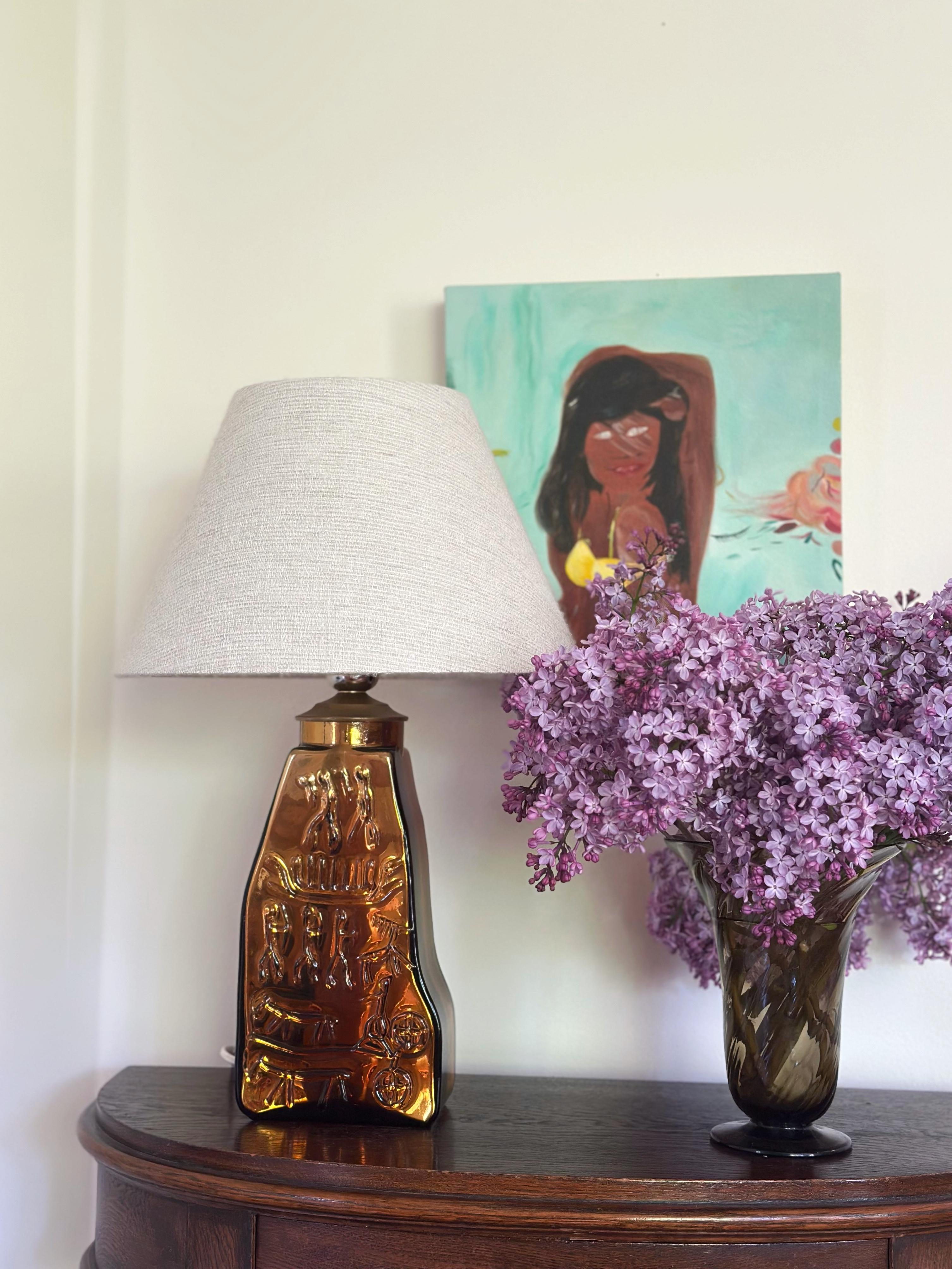 Lampada da tavolo in vetro svedese modernista (molto probabilmente prodotta da Orrefors, ma senza timbro), anni '60. Base per lampada testurizzata in vetro color ambra con motivo decorativo e testurizzato.
Nuovo cablaggio UE.

Ottime condizioni.

Il