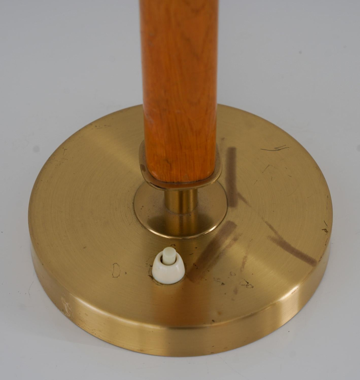 20ième siècle Lampe de table suédoise du milieu du siècle en laiton et bois par Boréns en vente