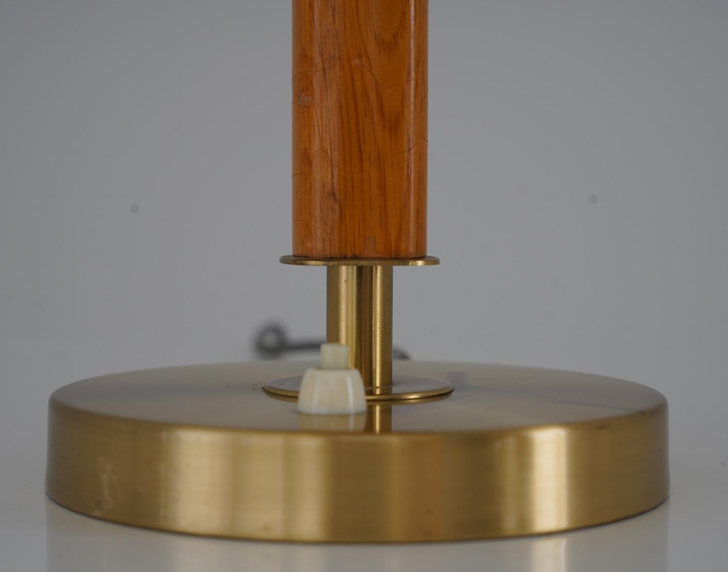 Swedish Mid-Century Table Lamp in Brass and Wood by Boréns For Sale 2