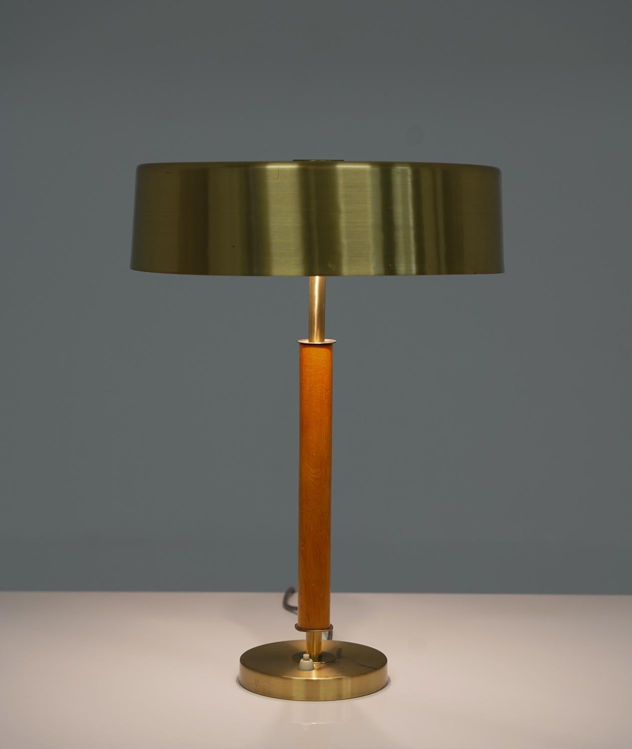 Lampe de table suédoise du milieu du siècle en laiton et bois par Boréns en vente 2