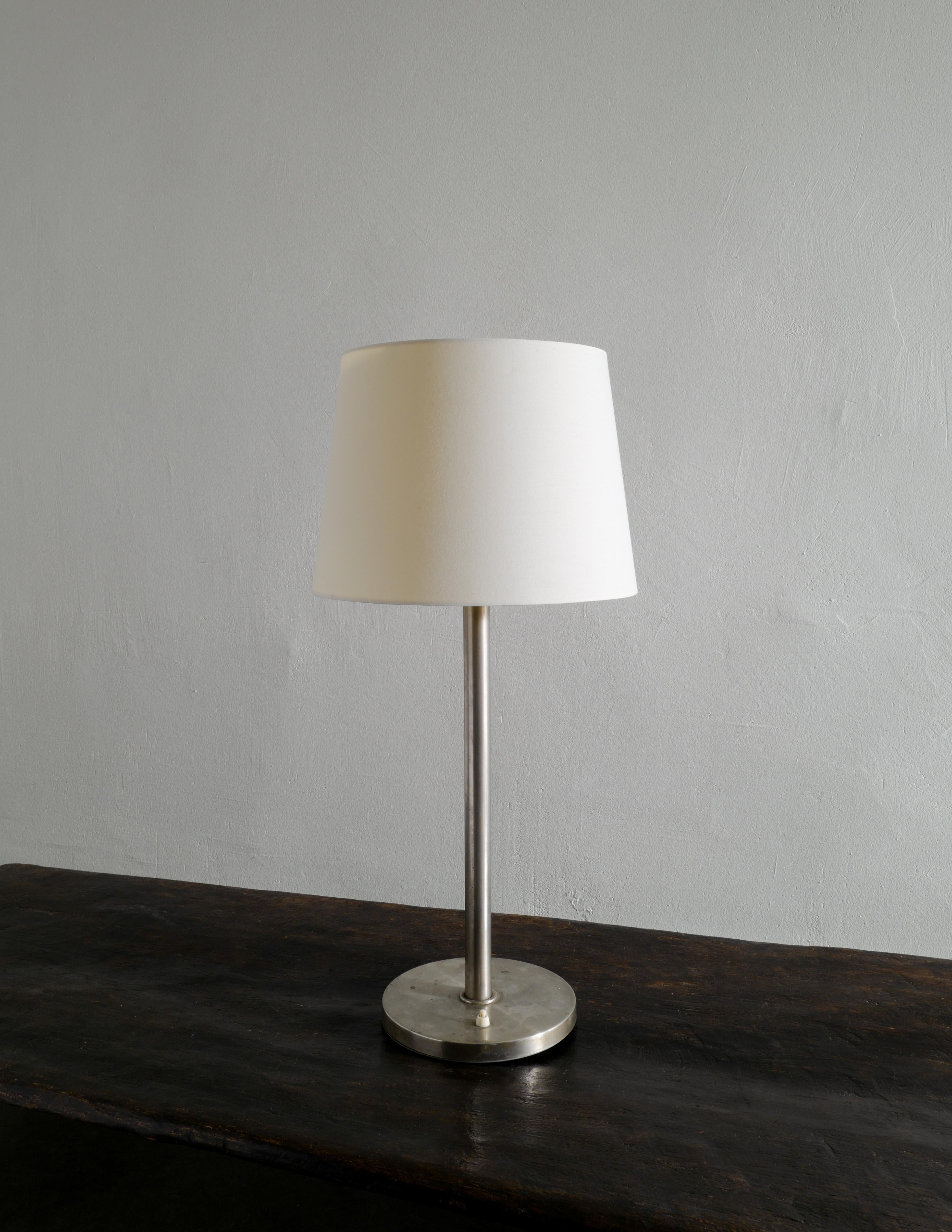 Swedish Mid Century Table Lamp in Brass Produced by Böhlmarks Sweden, 1960s In Good Condition For Sale In Stockholm, SE