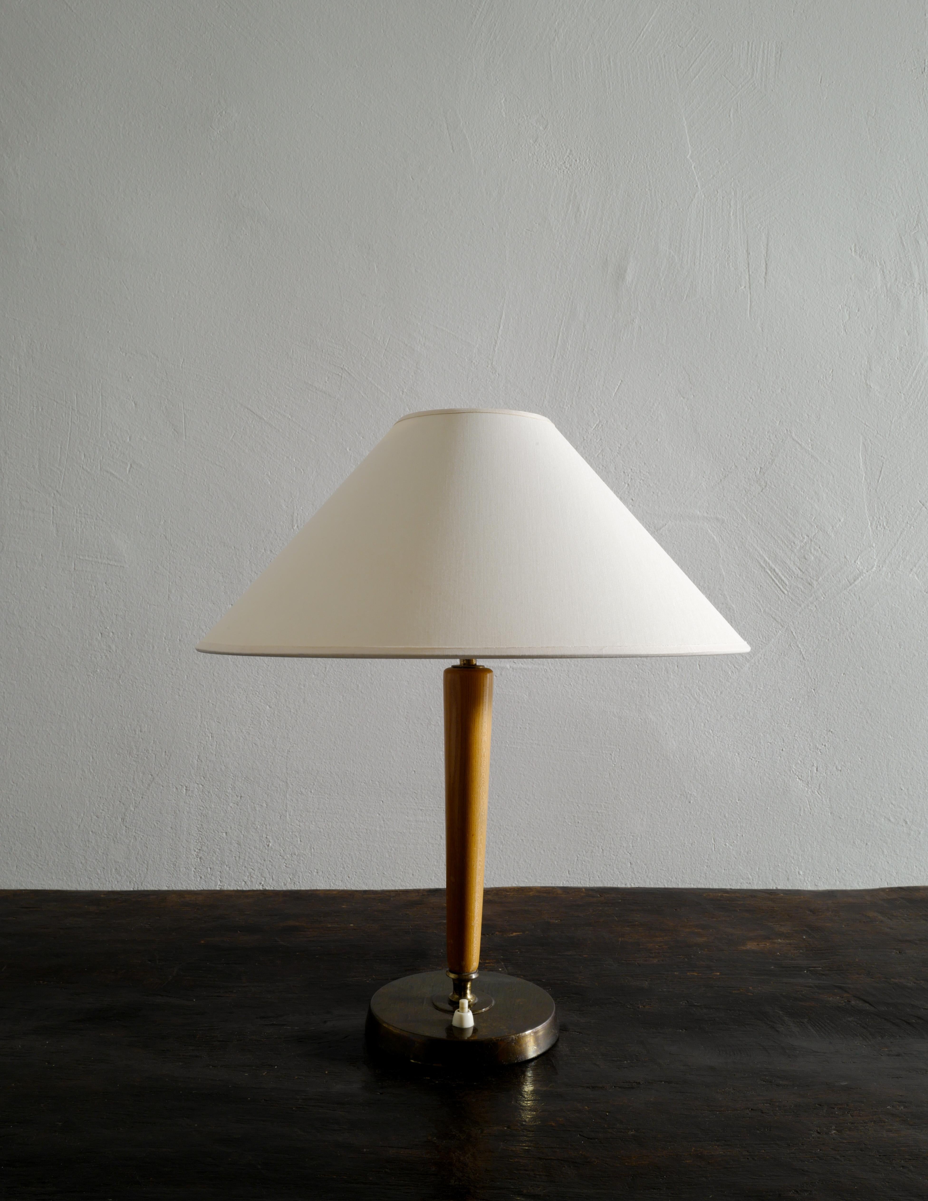 Rare mid century and scandinvian modern table / desk lamp in elm and brass produced by Nordiska Kompaniet, Sweden during the 1940s. In good vintage and original condition with patina from age and use. Working well. 
Shade is not included in the