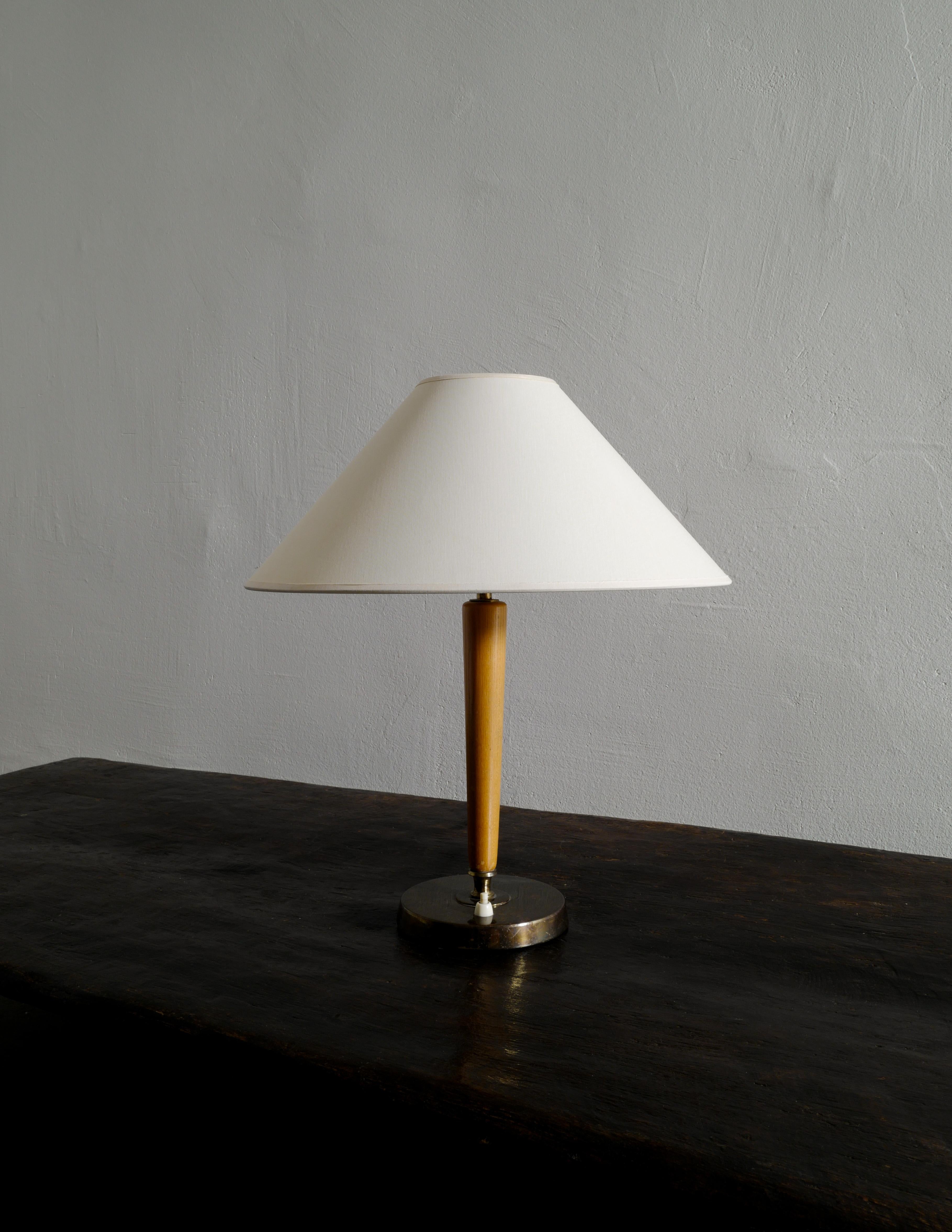 Swedish Mid Century Table Lamp in Elm & Brass Prod by Nordiska Kompaniet, 1940s In Good Condition In Stockholm, SE