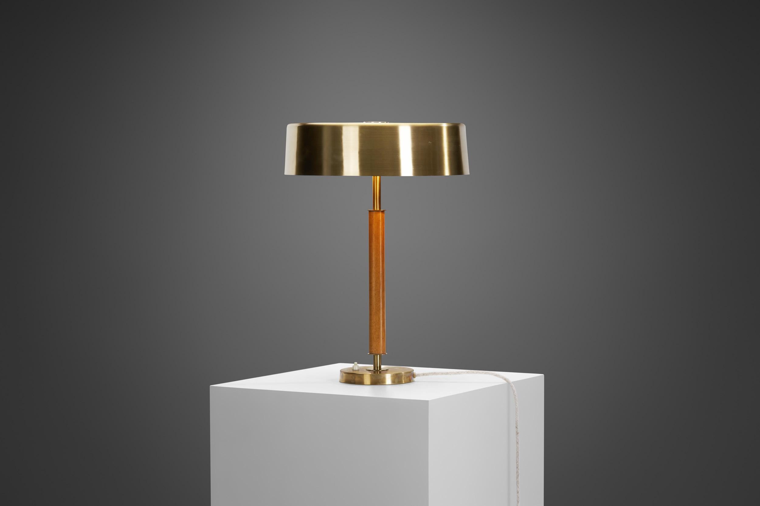 Scandinave moderne Lampe de table suédoise du milieu du siècle modèle 