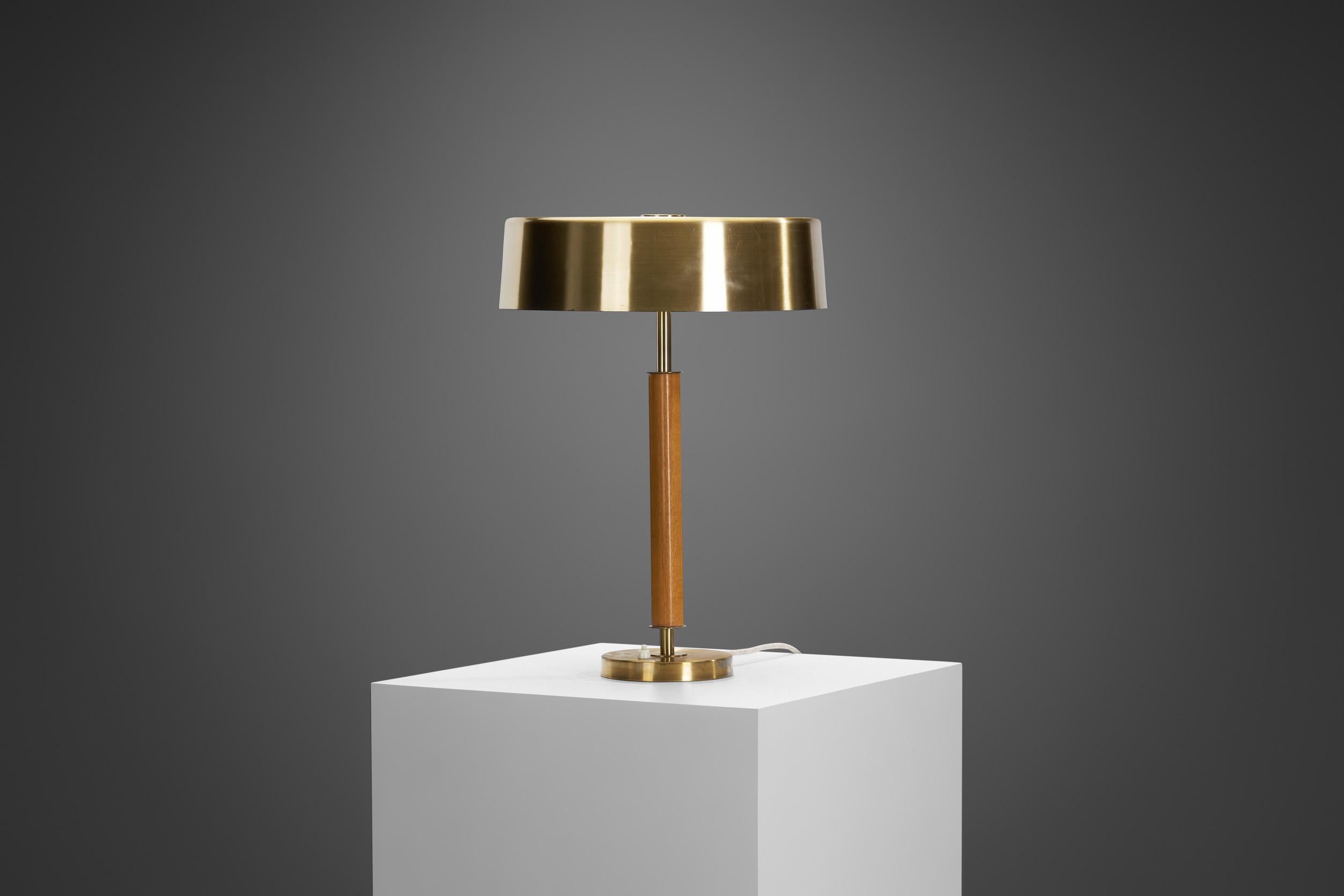 Lampe de table suédoise du milieu du siècle modèle 