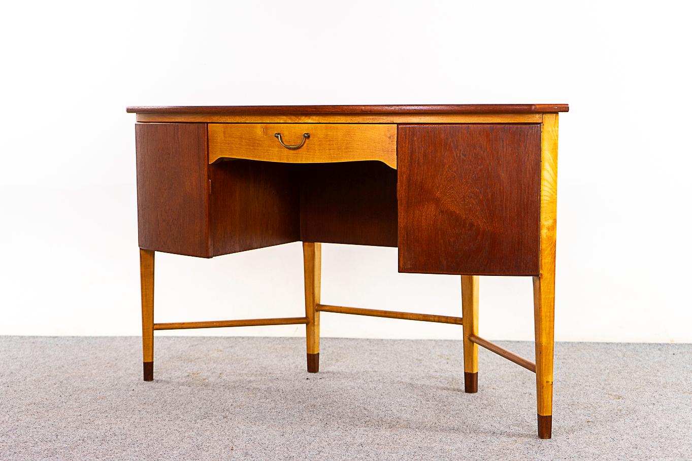 Faggio Vanity/scrivania svedese di metà secolo in teak e faggio in vendita