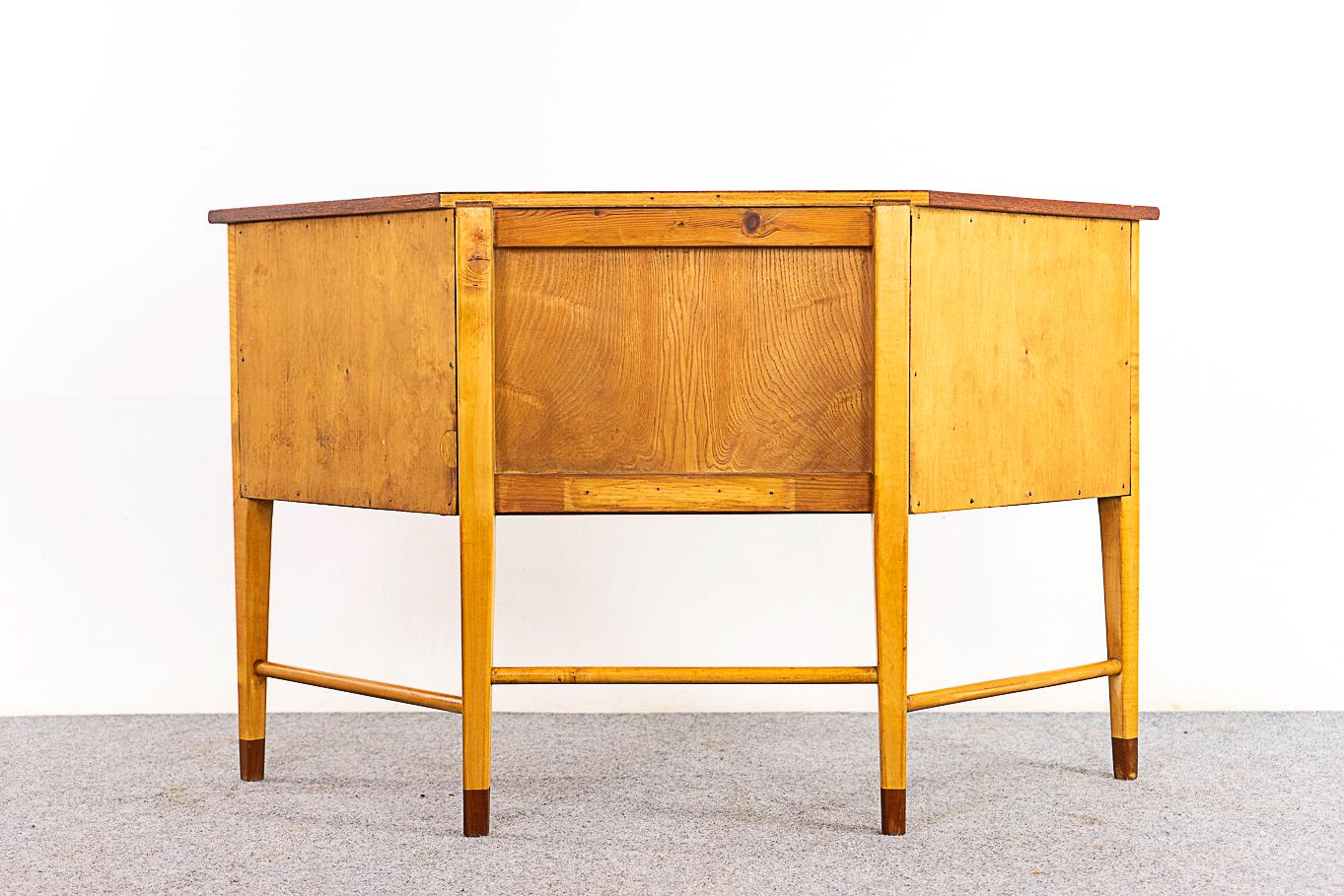 Vanity/scrivania svedese di metà secolo in teak e faggio in vendita 1