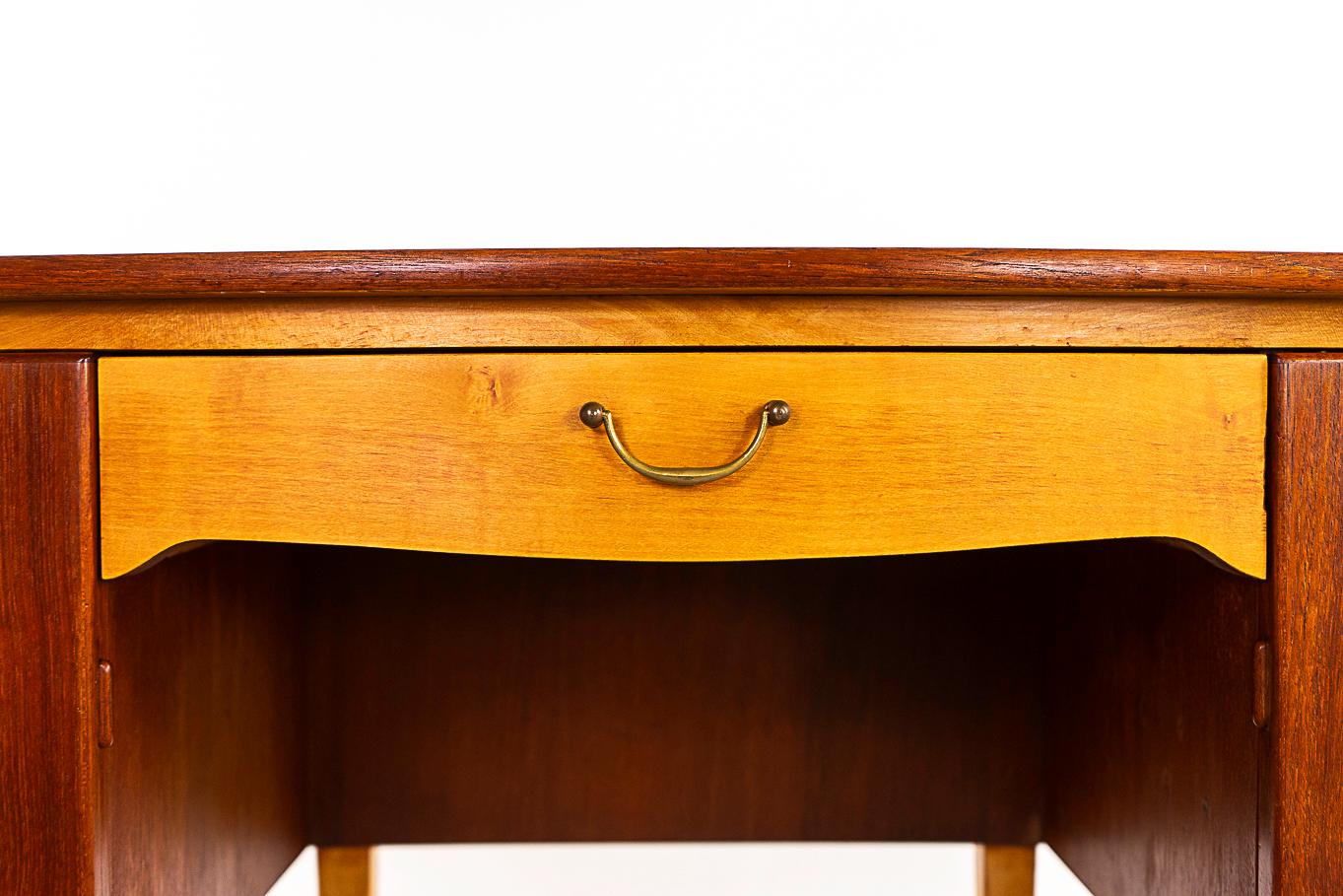 Scandinavo moderno Vanity/scrivania svedese di metà secolo in teak e faggio in vendita