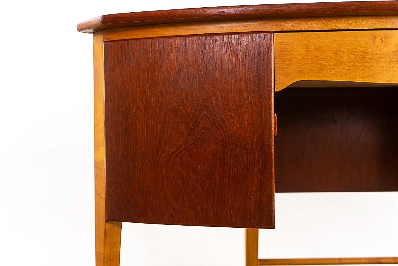 Svedese Vanity/scrivania svedese di metà secolo in teak e faggio in vendita