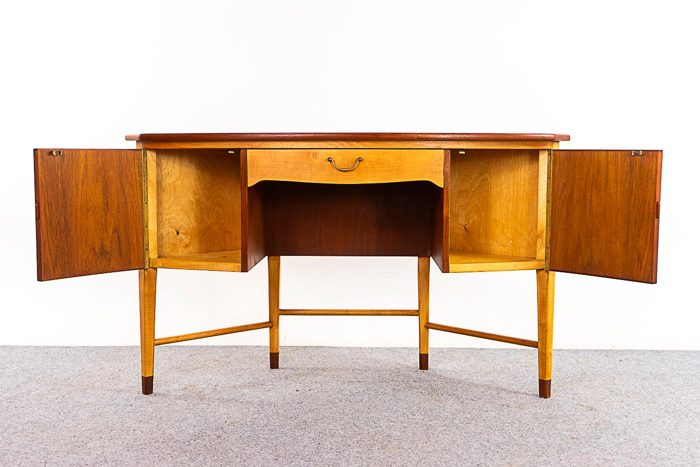 Impiallacciato Vanity/scrivania svedese di metà secolo in teak e faggio in vendita