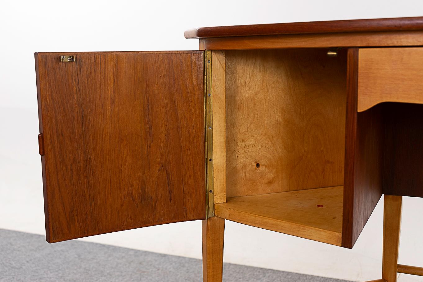 Vanity/scrivania svedese di metà secolo in teak e faggio In condizioni buone in vendita a VANCOUVER, CA