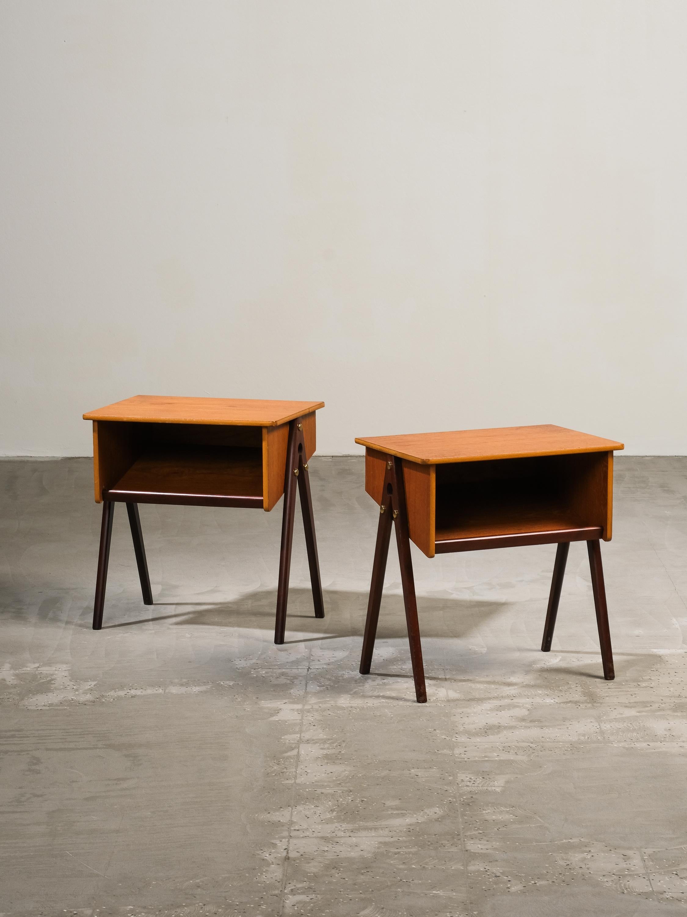 Voici une superbe paire de tables de nuit en teck suédois. Ces tables, datant des années 1950, sont fabriquées en teck et les pieds sont en hêtre teinté. Ils présentent un design minimaliste avec une attention exquise aux détails.

Ces tables de