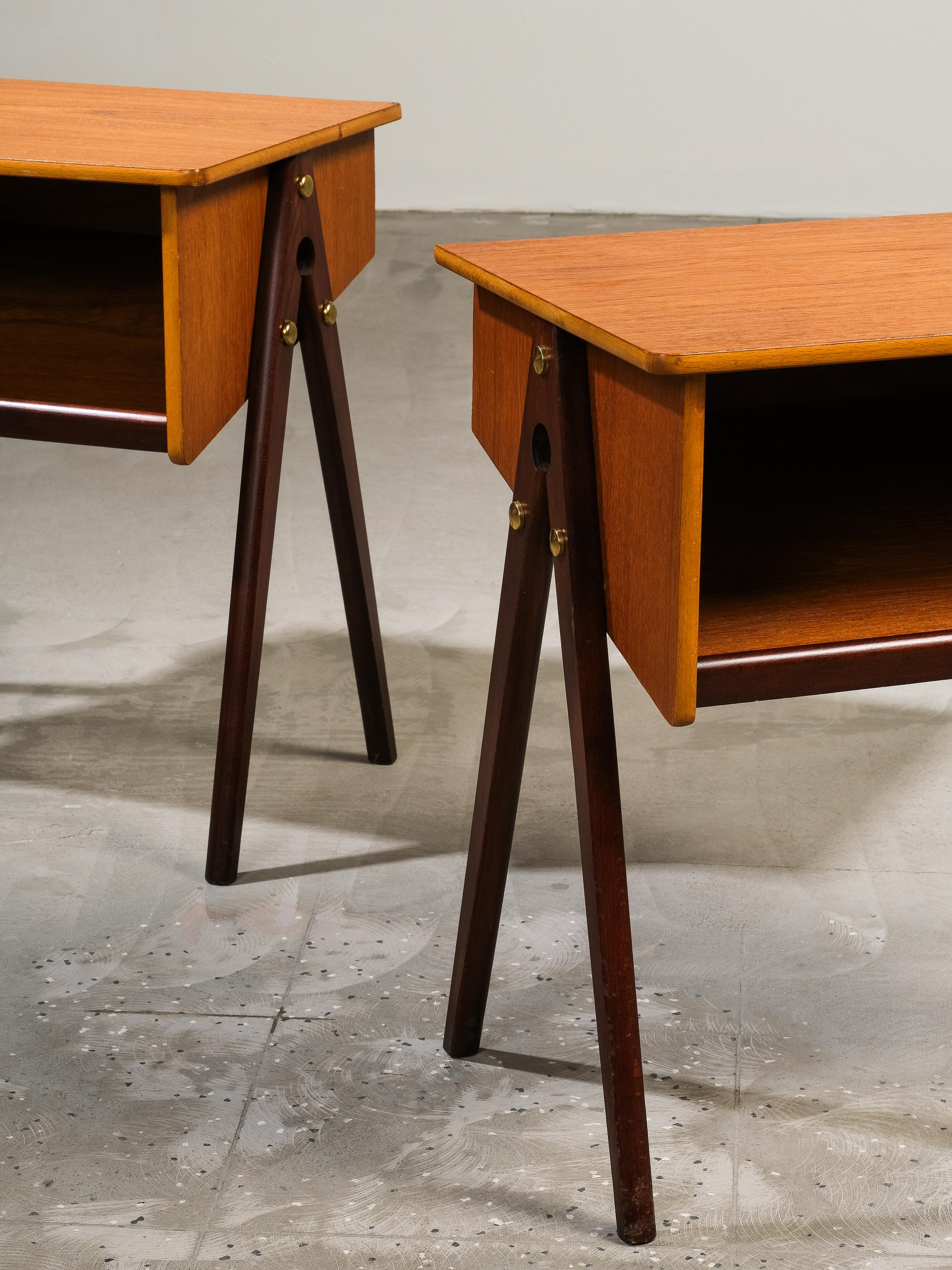 Scandinave moderne Tables de nuit suédoises en teck du milieu du siècle, 1950, ensemble de 2 en vente