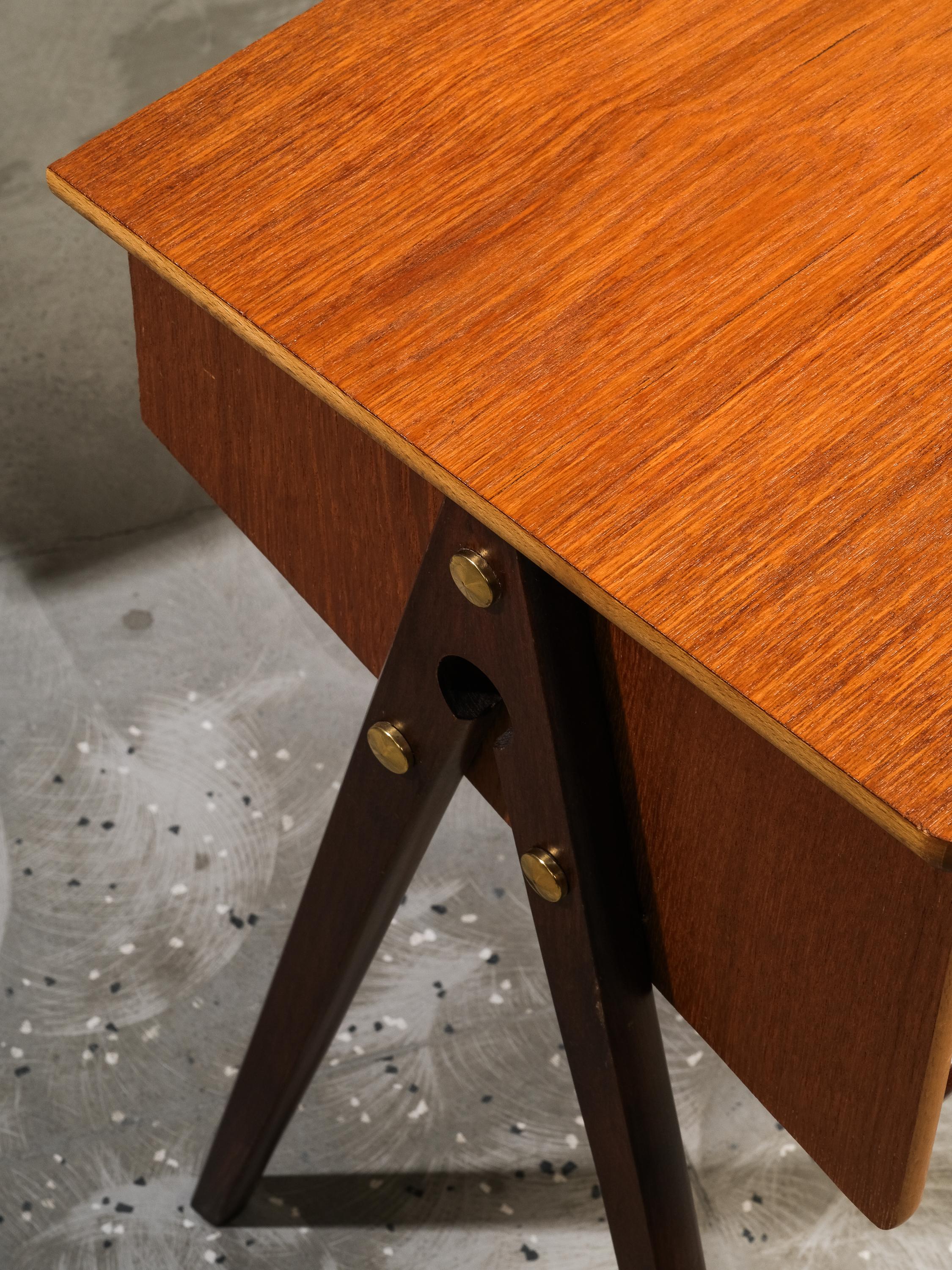 Suédois Tables de nuit suédoises en teck du milieu du siècle, 1950, ensemble de 2 en vente