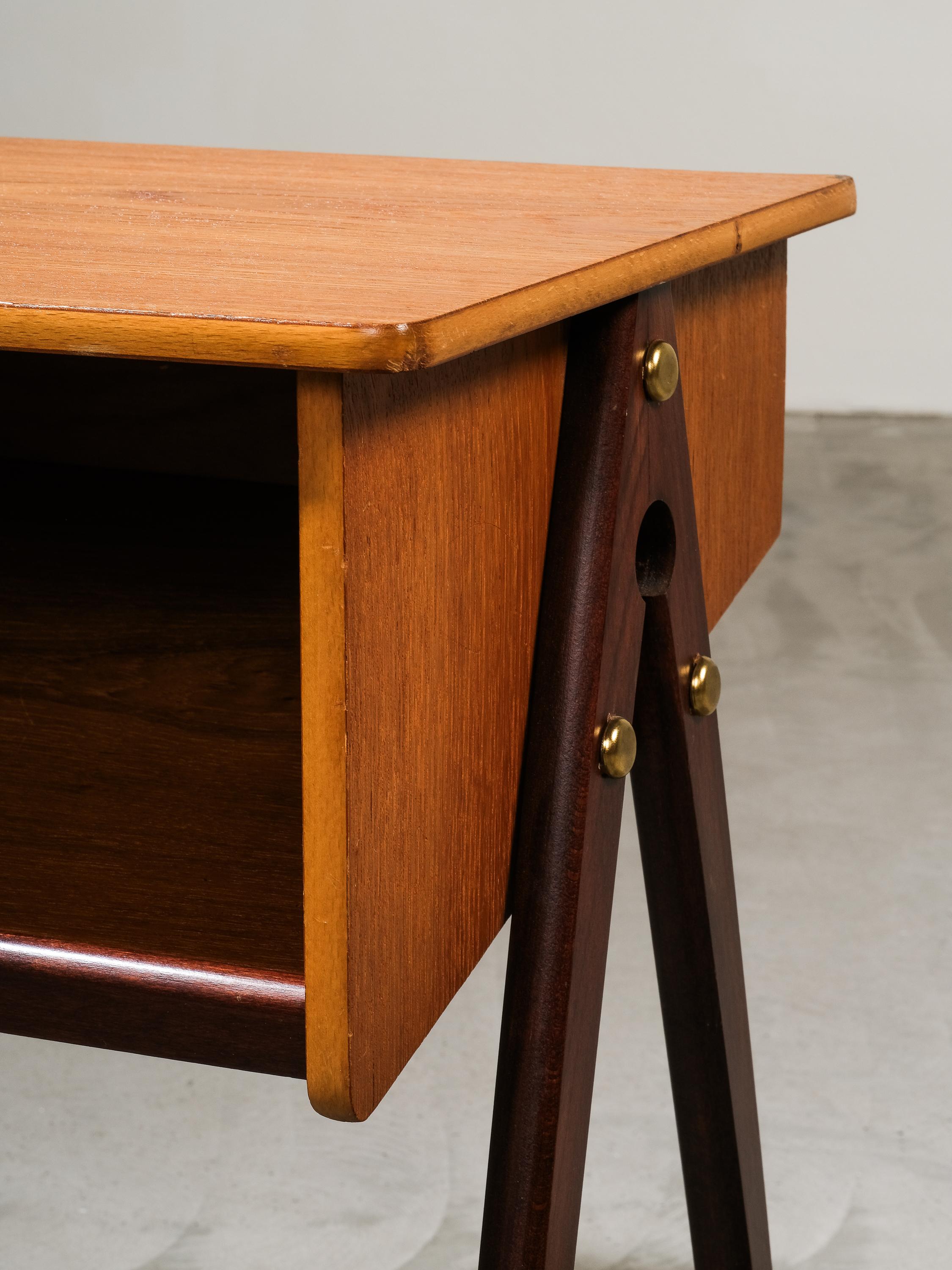 Tacheté Tables de nuit suédoises en teck du milieu du siècle, 1950, ensemble de 2 en vente