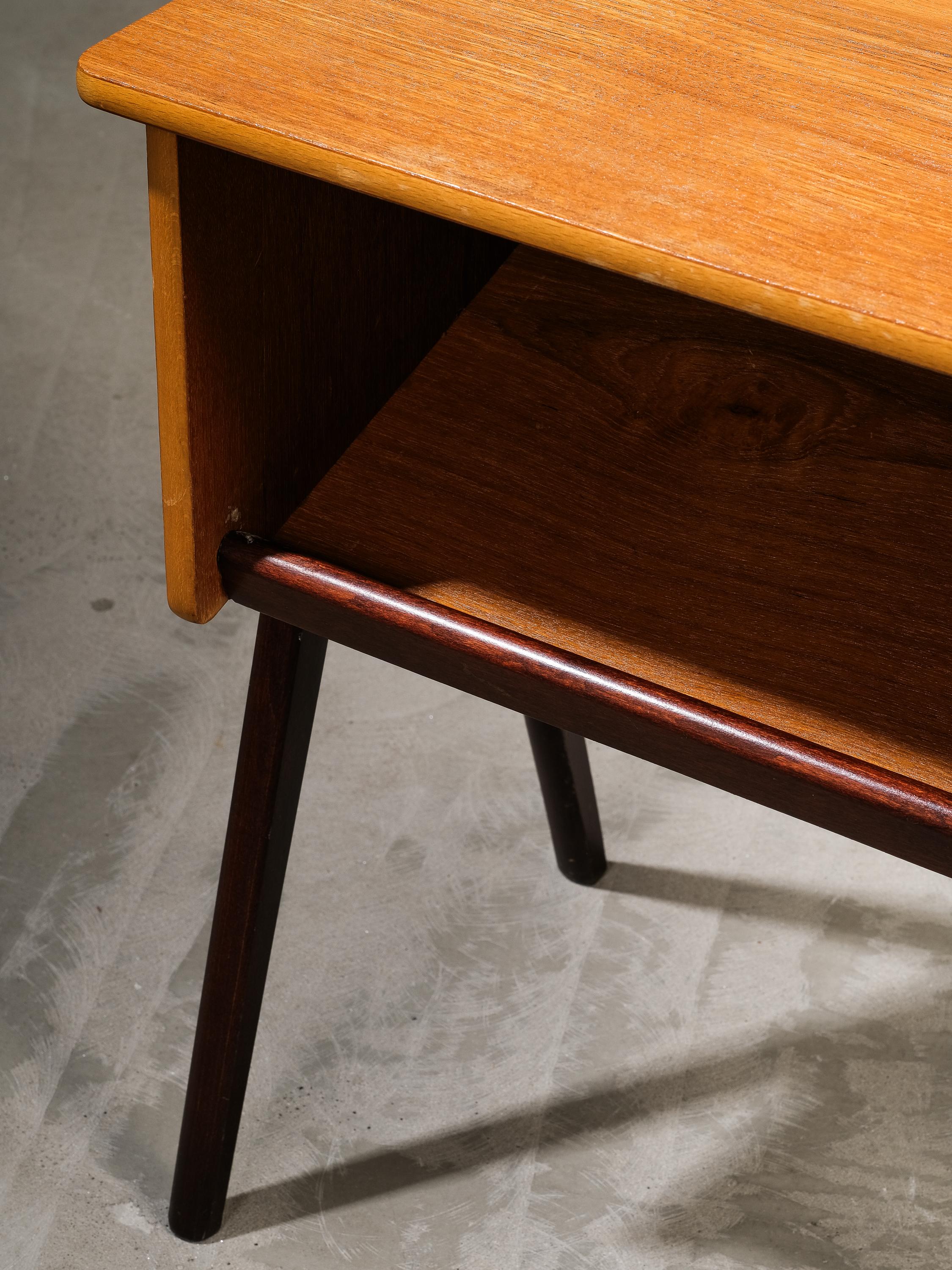 Tables de nuit suédoises en teck du milieu du siècle, 1950, ensemble de 2 Bon état - En vente à Karis, Nyland