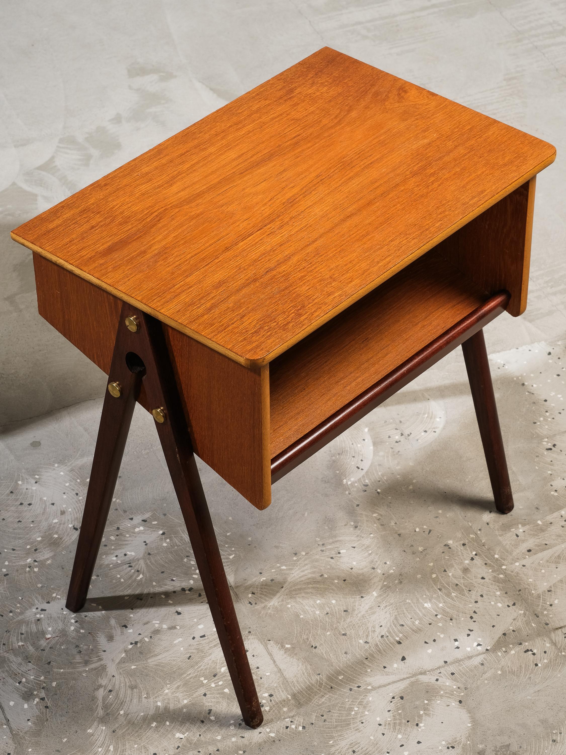 Milieu du XXe siècle Tables de nuit suédoises en teck du milieu du siècle, 1950, ensemble de 2 en vente