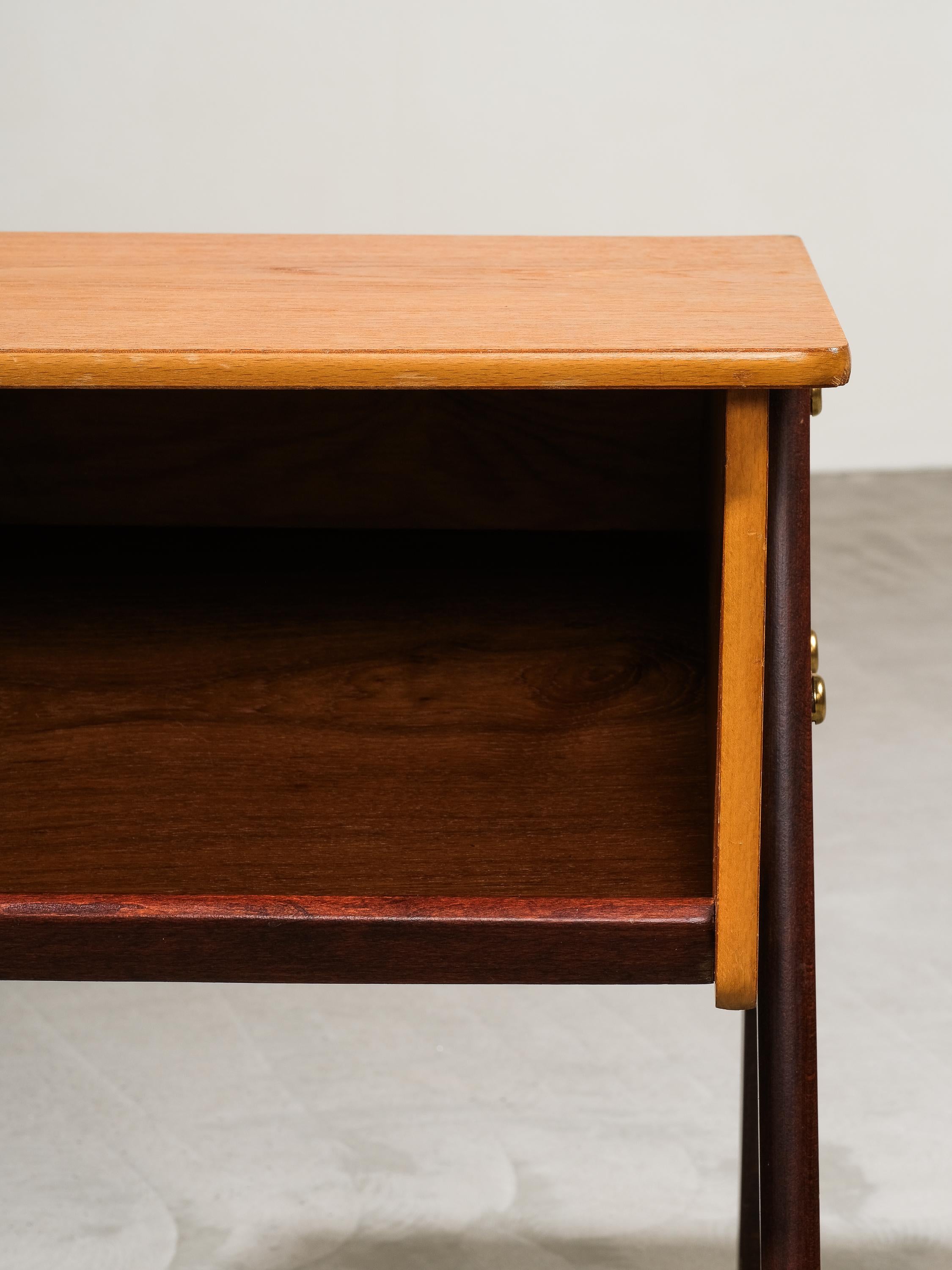Laiton Tables de nuit suédoises en teck du milieu du siècle, 1950, ensemble de 2 en vente