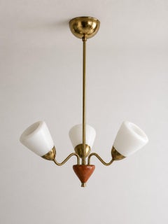 Lampadario svedese a tre bracci di metà secolo in ottone, teak e vetro opalino anni '50