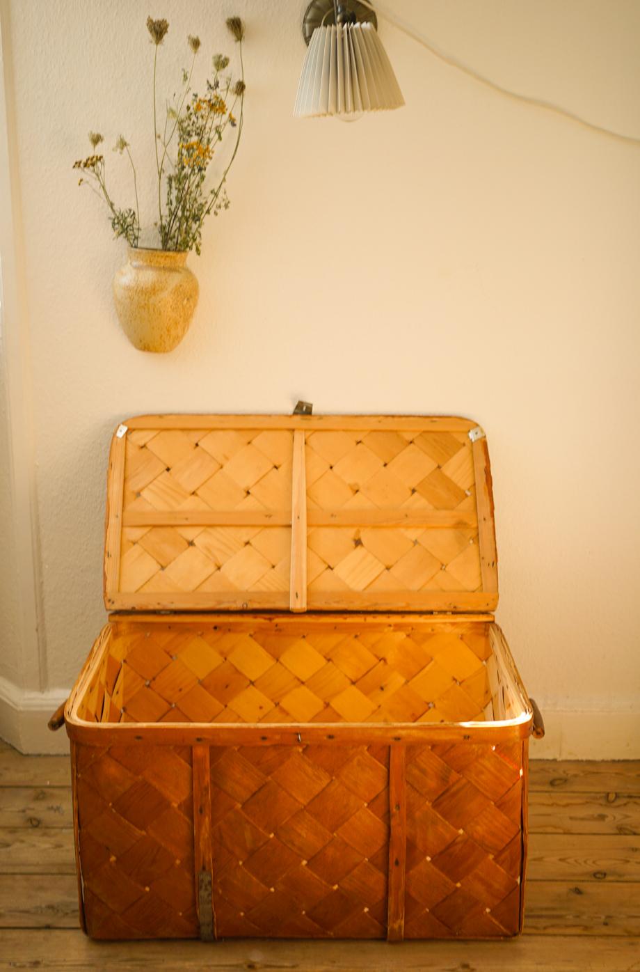 Swedish mid century Traditional arts and crafts. Spånkorg 1980's strage box For Sale 4