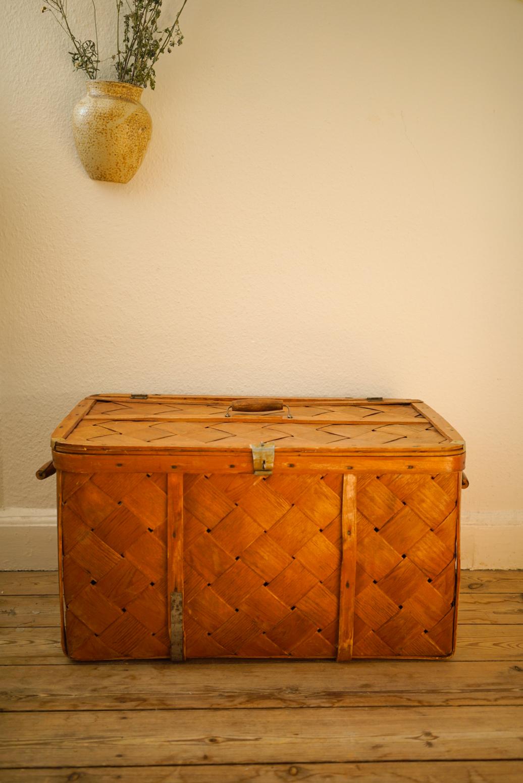 Swedish mid century Traditional arts and crafts. Spånkorg 1980's strage box For Sale 3