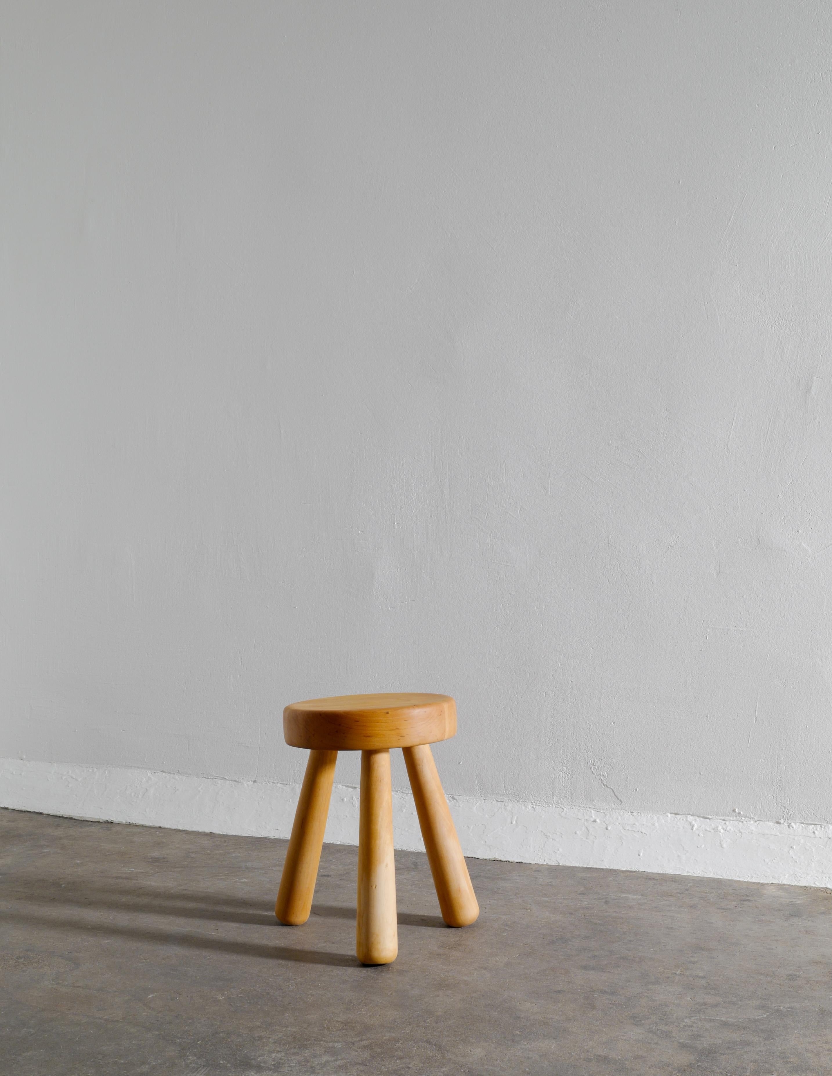 Swedish Mid Century Tripod Wooden Stool in Birch by Ingvar Hildingsson, 1970s  In Good Condition For Sale In Stockholm, SE