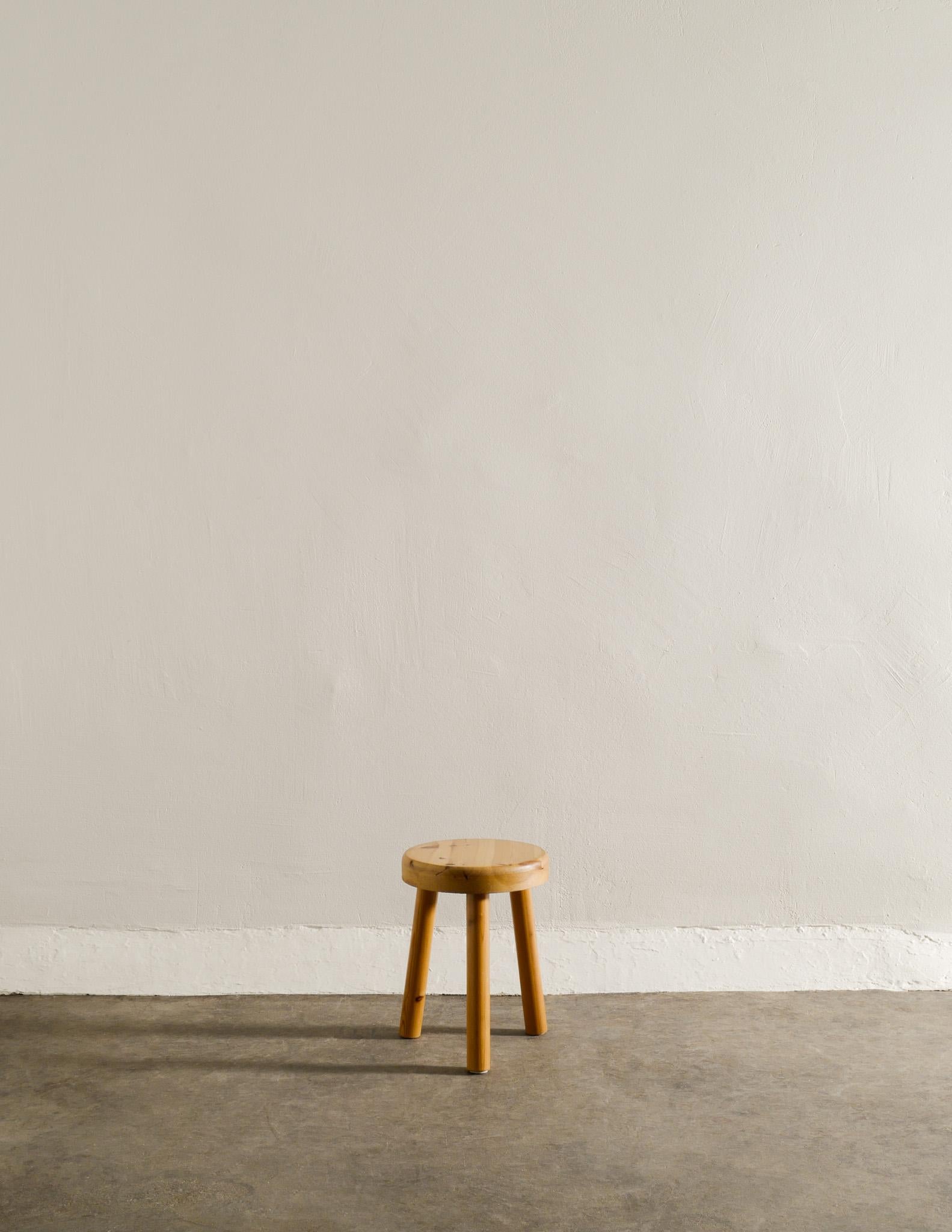Scandinave moderne Tabouret tripode suédois du milieu du siècle en pin produit en Suède, 1970 en vente