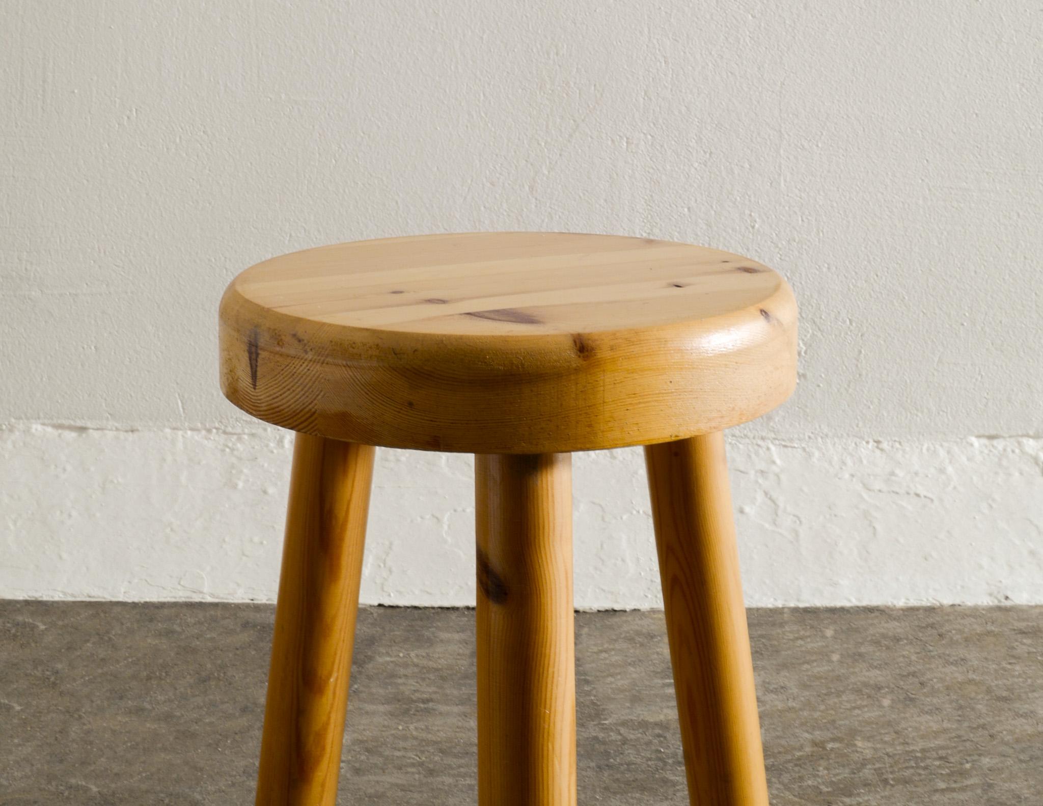 Swedish Mid Century Tripod Wooden Stool in Pine Produced in Sweden, 1970s In Good Condition For Sale In Stockholm, SE