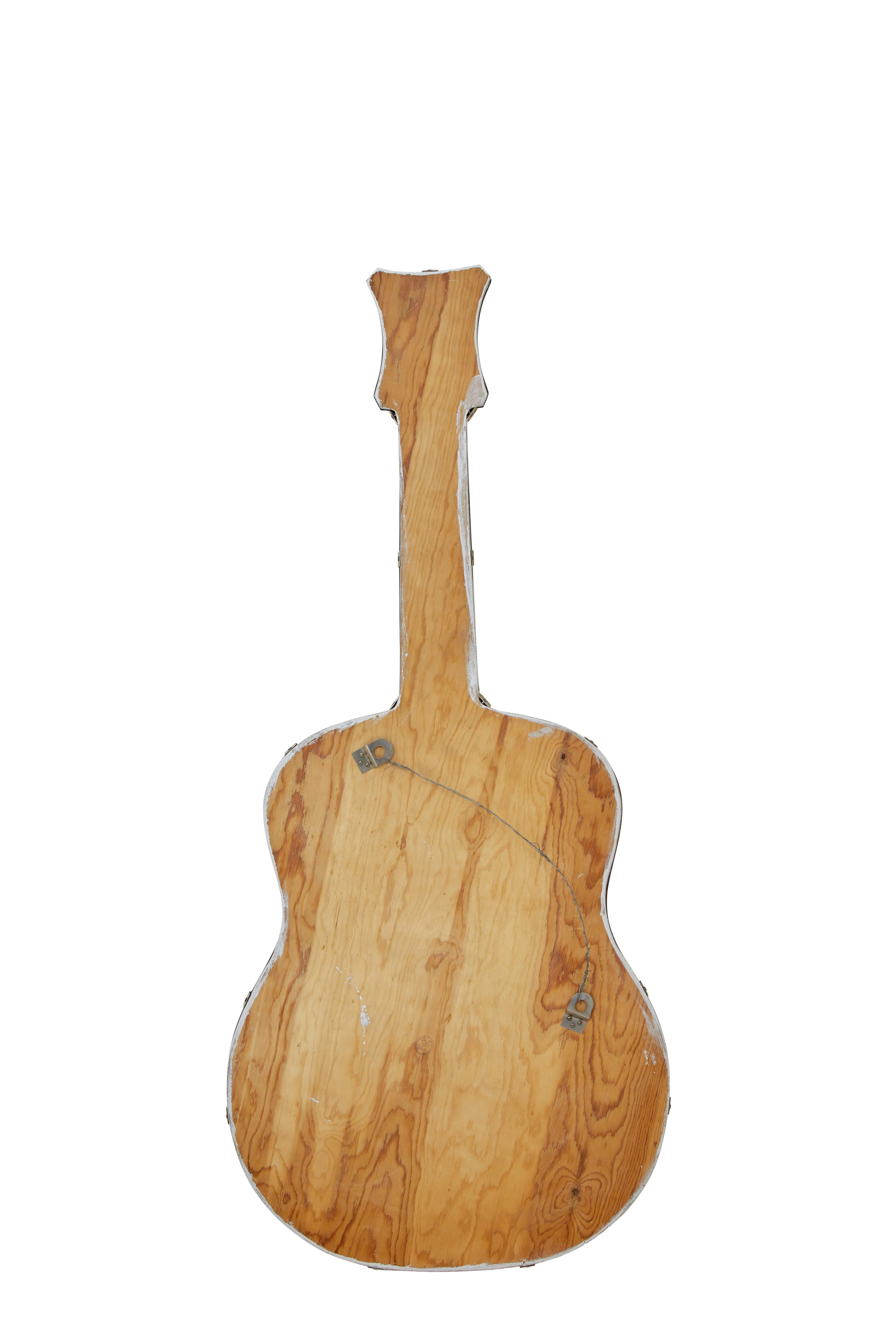 Schwedischer Wandspiegel aus der Mitte des Jahrhunderts mit einer lebensgroßen Gitarre um 1950.

Wir freuen uns, diesen neuartigen Spiegel für Musikfans anbieten zu können.

Geschnittener Spiegel mit abgeschrägter Kante in Form einer lebensgroßen