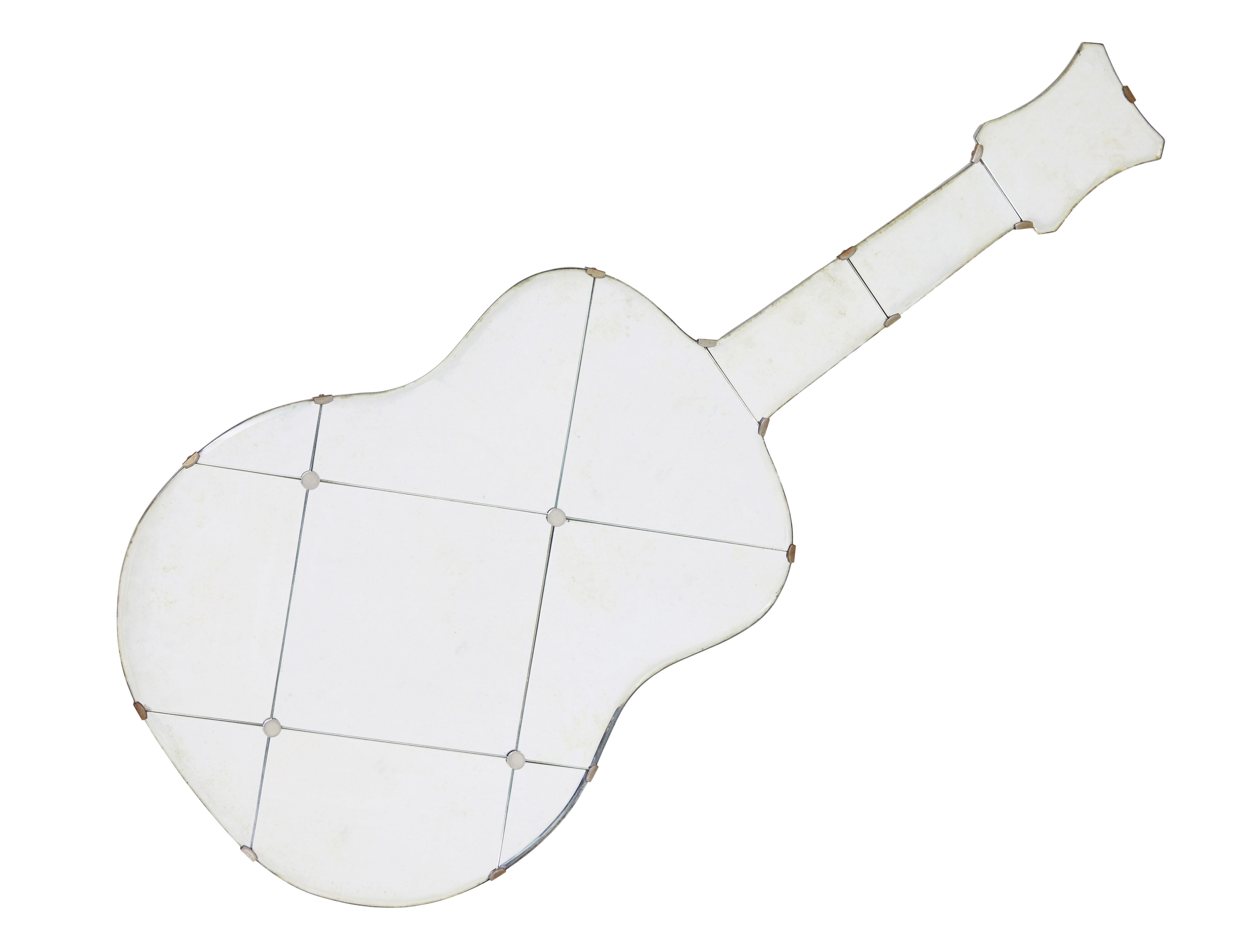 Schwedischer Wandspiegel aus der Mitte des Jahrhunderts mit einer lebensgroßen Gitarre (Moderne der Mitte des Jahrhunderts) im Angebot