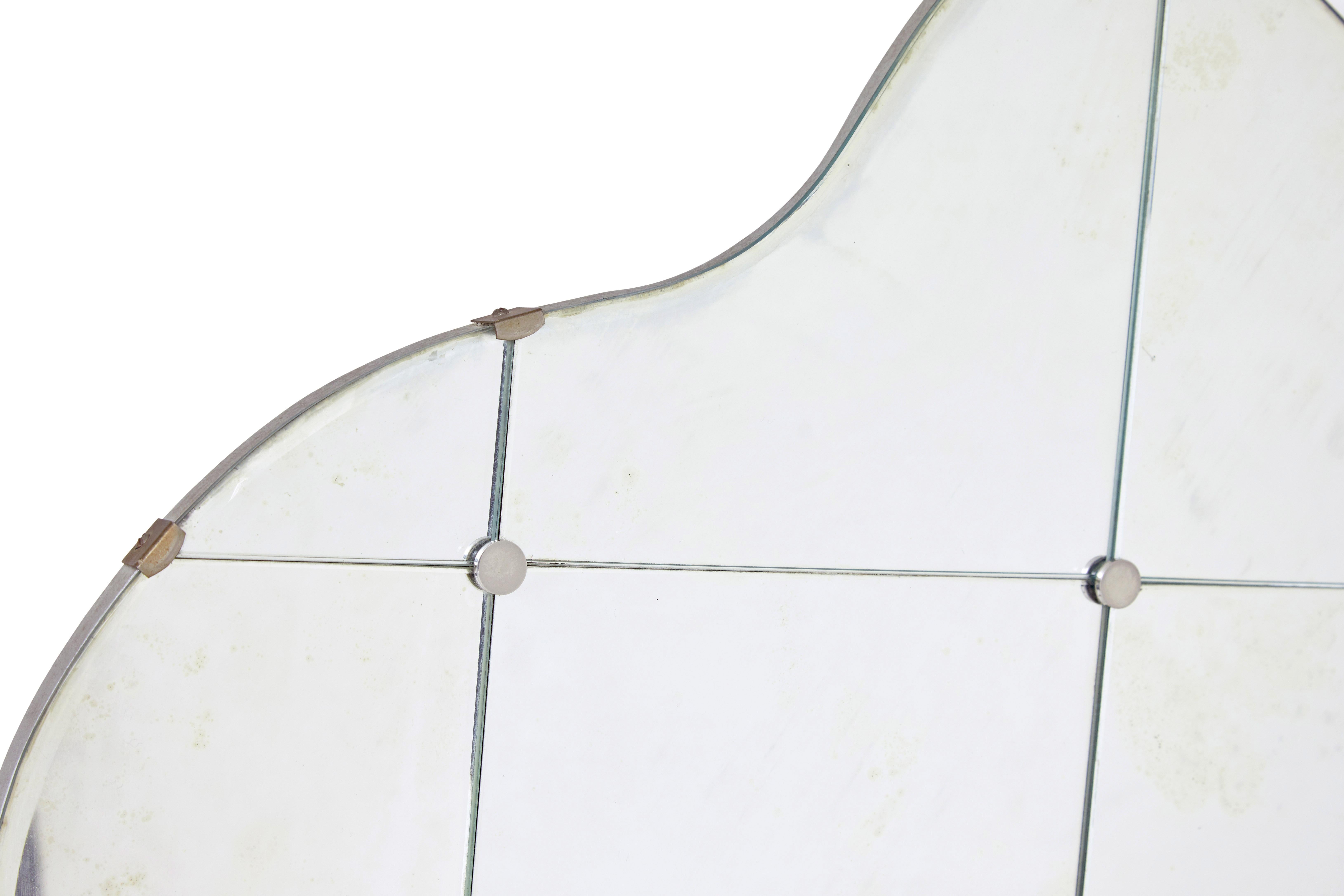 Schwedischer Wandspiegel aus der Mitte des Jahrhunderts mit einer lebensgroßen Gitarre (Glasiert) im Angebot
