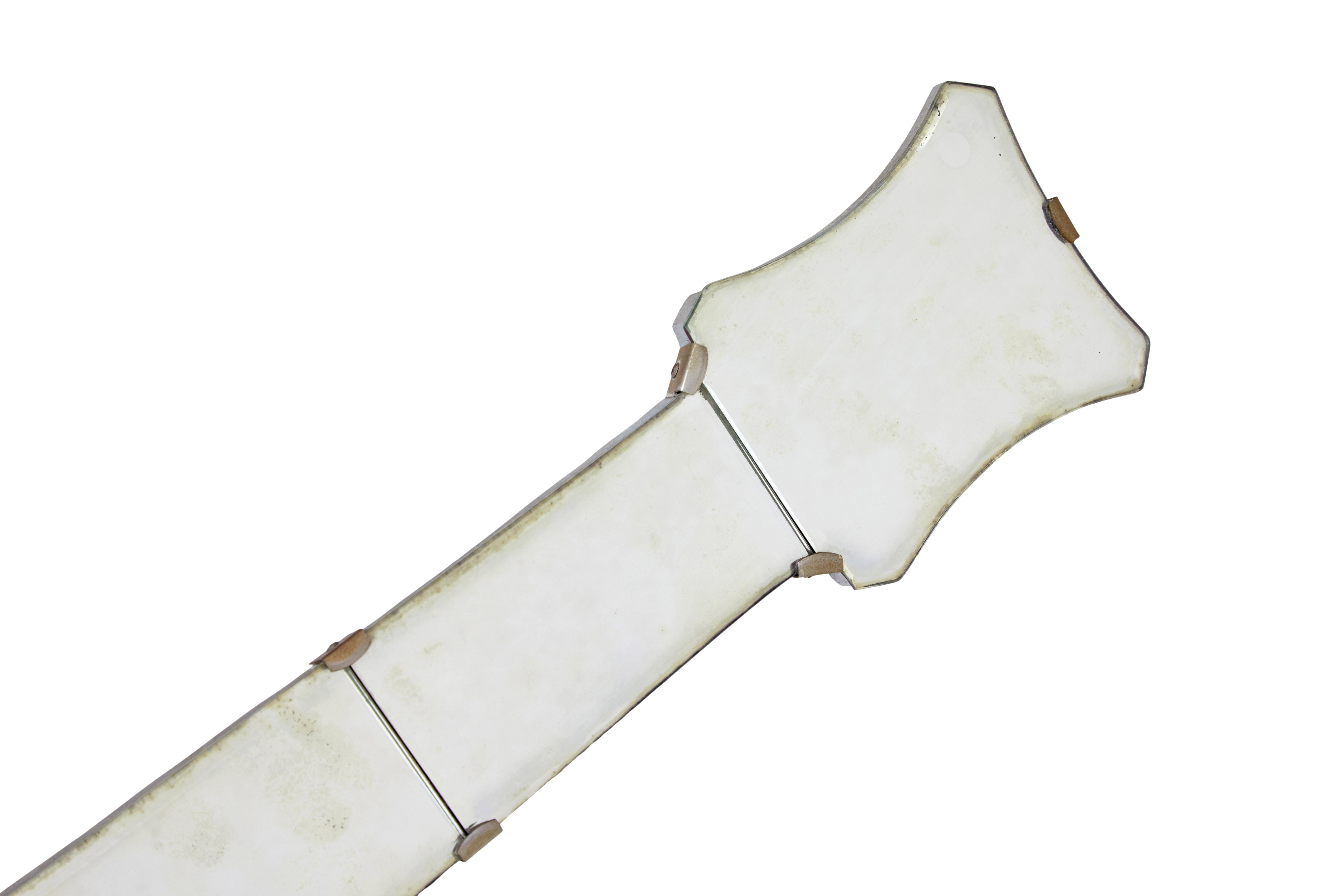 Schwedischer Wandspiegel aus der Mitte des Jahrhunderts mit einer lebensgroßen Gitarre im Zustand „Gut“ im Angebot in Debenham, Suffolk