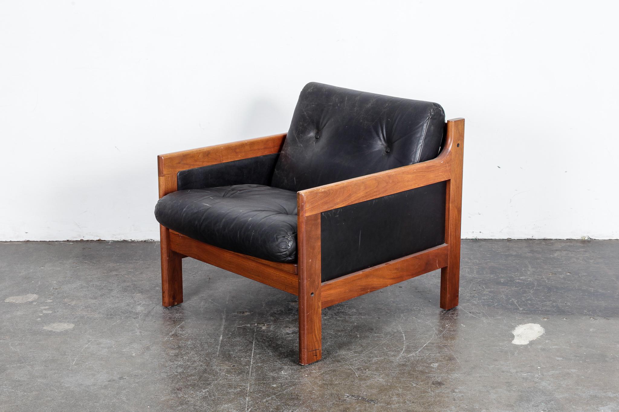 Swedish Midcentury Walnut and Black Leather Lounge Chair, Karl Erik Ekselius/JOC In Good Condition For Sale In North Hollywood, CA