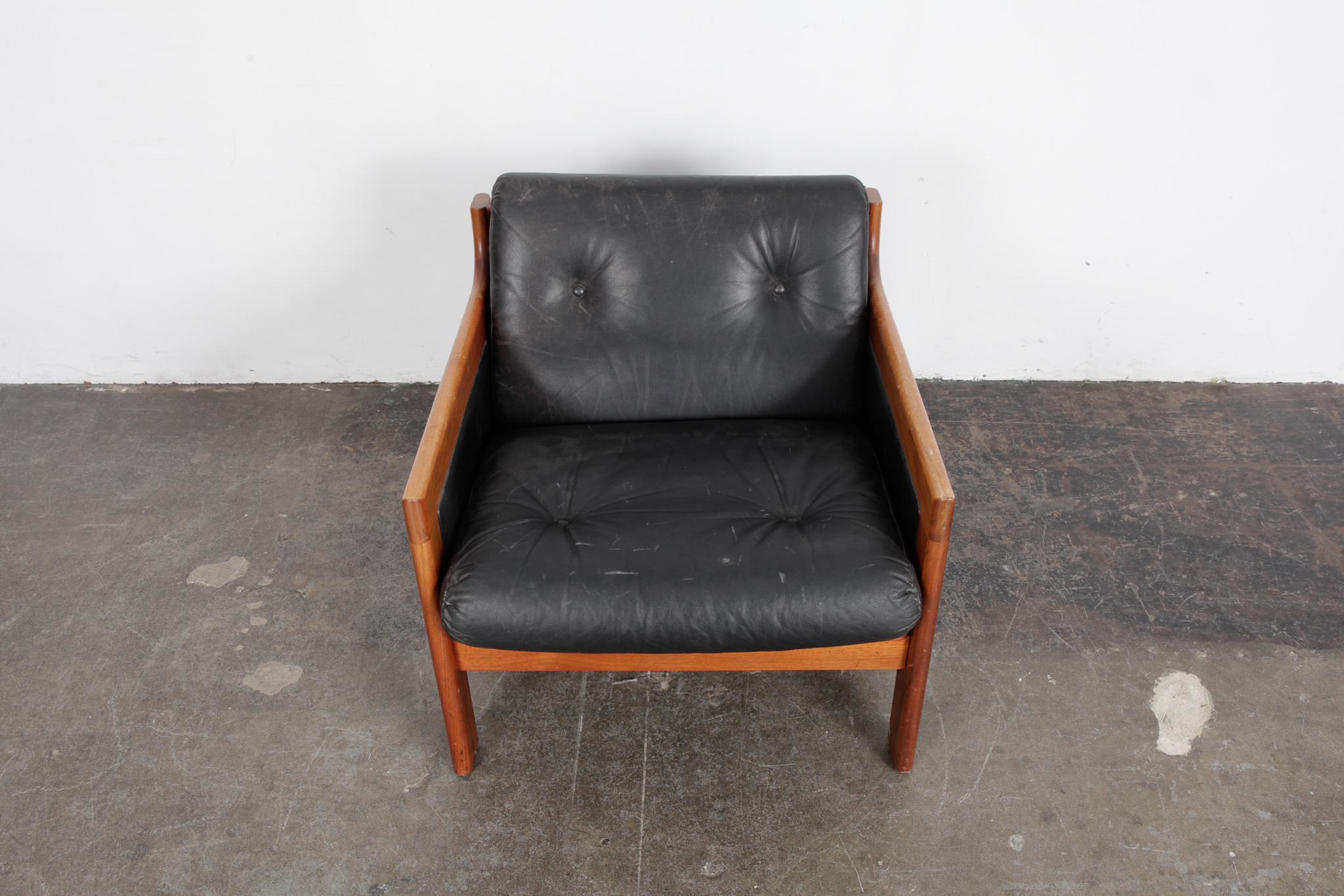 Swedish Midcentury Walnut and Black Leather Lounge Chair, Karl Erik Ekselius/JOC For Sale 1