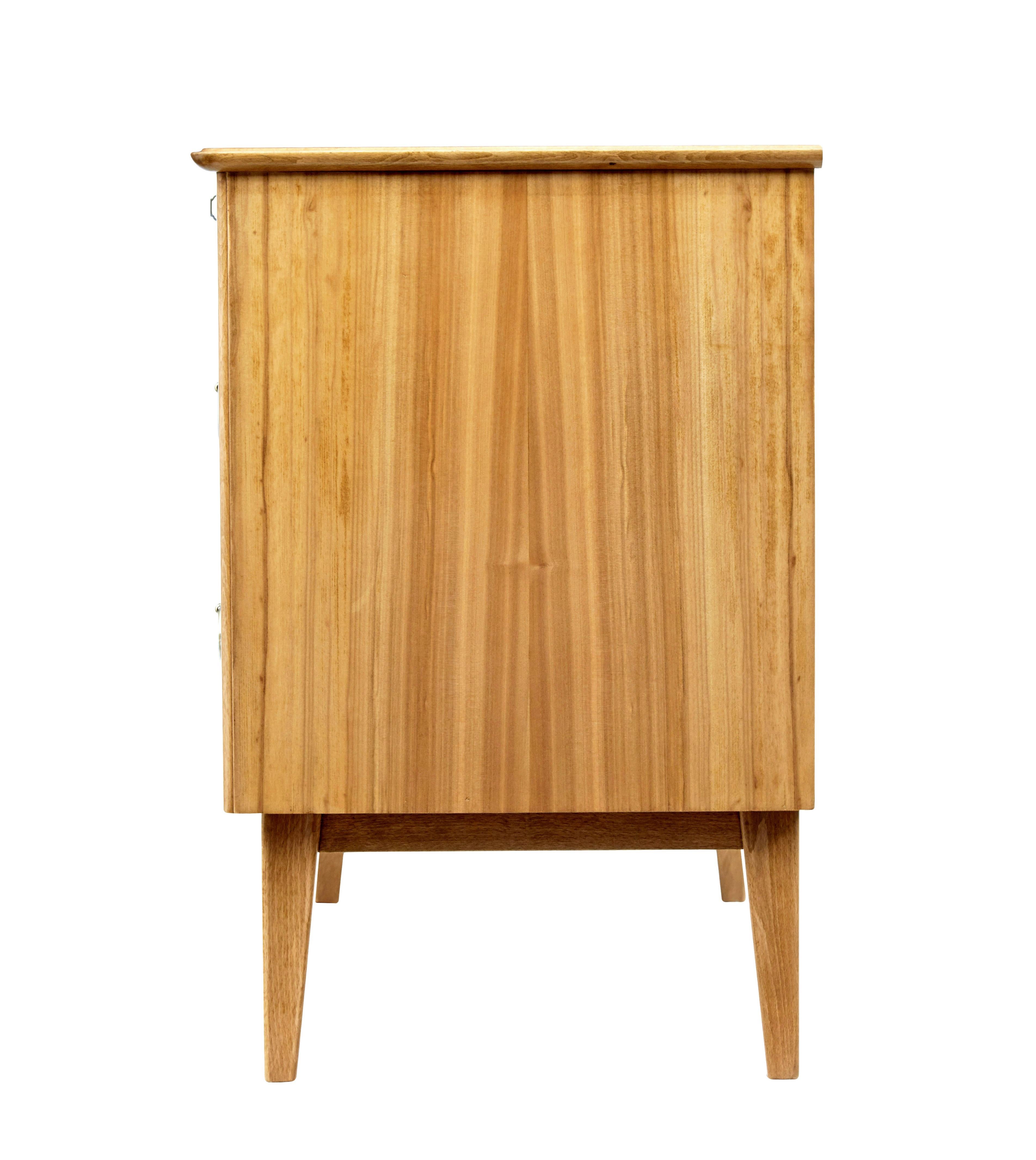 Svedese Cassettiera svedese di metà secolo in noce di SMF Bodafors in vendita