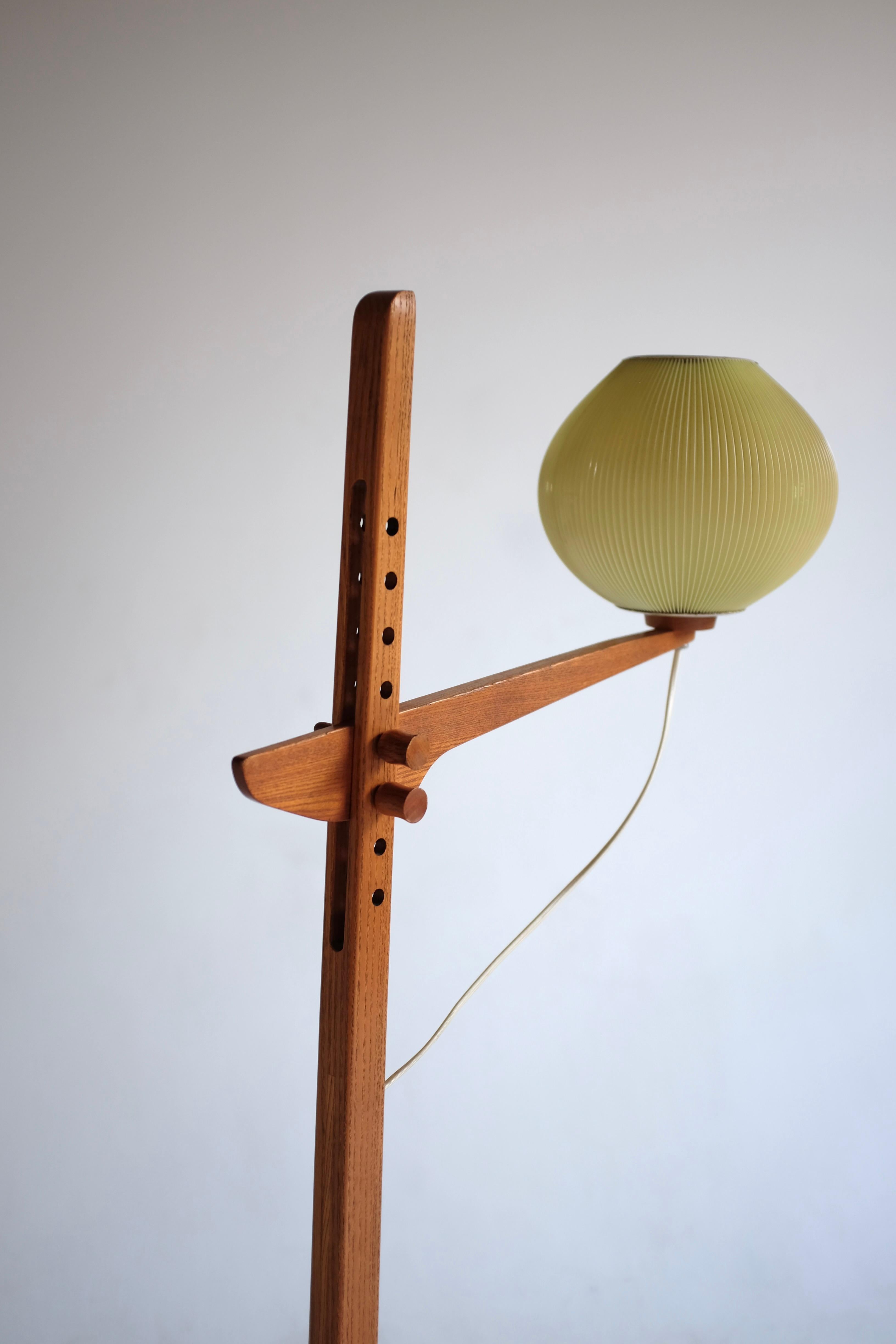 Schwedische Stehlampe aus der Mitte des Jahrhunderts mit plissiertem Lampenschirm aus Kunststoff. Hergestellt aus Ulme und mit einem verstellbaren Lampenarm. Altersgerechte Abnutzung und neue US-Verkabelung.

Abmessungen: H 56 in. x B 20 in. x D 9
