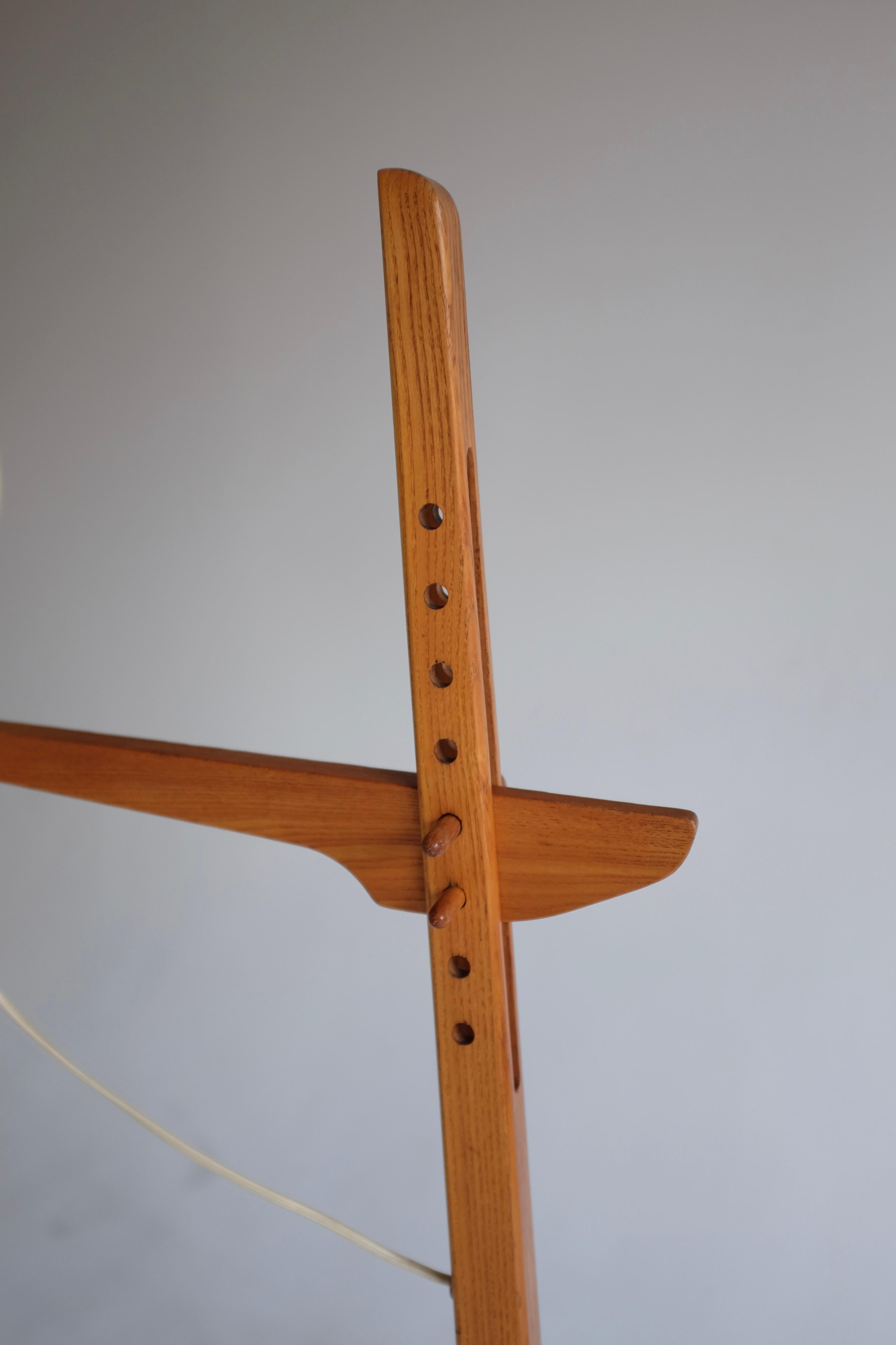 Schwedische Mid-Century Stehlampe aus Holz (Moderne der Mitte des Jahrhunderts)