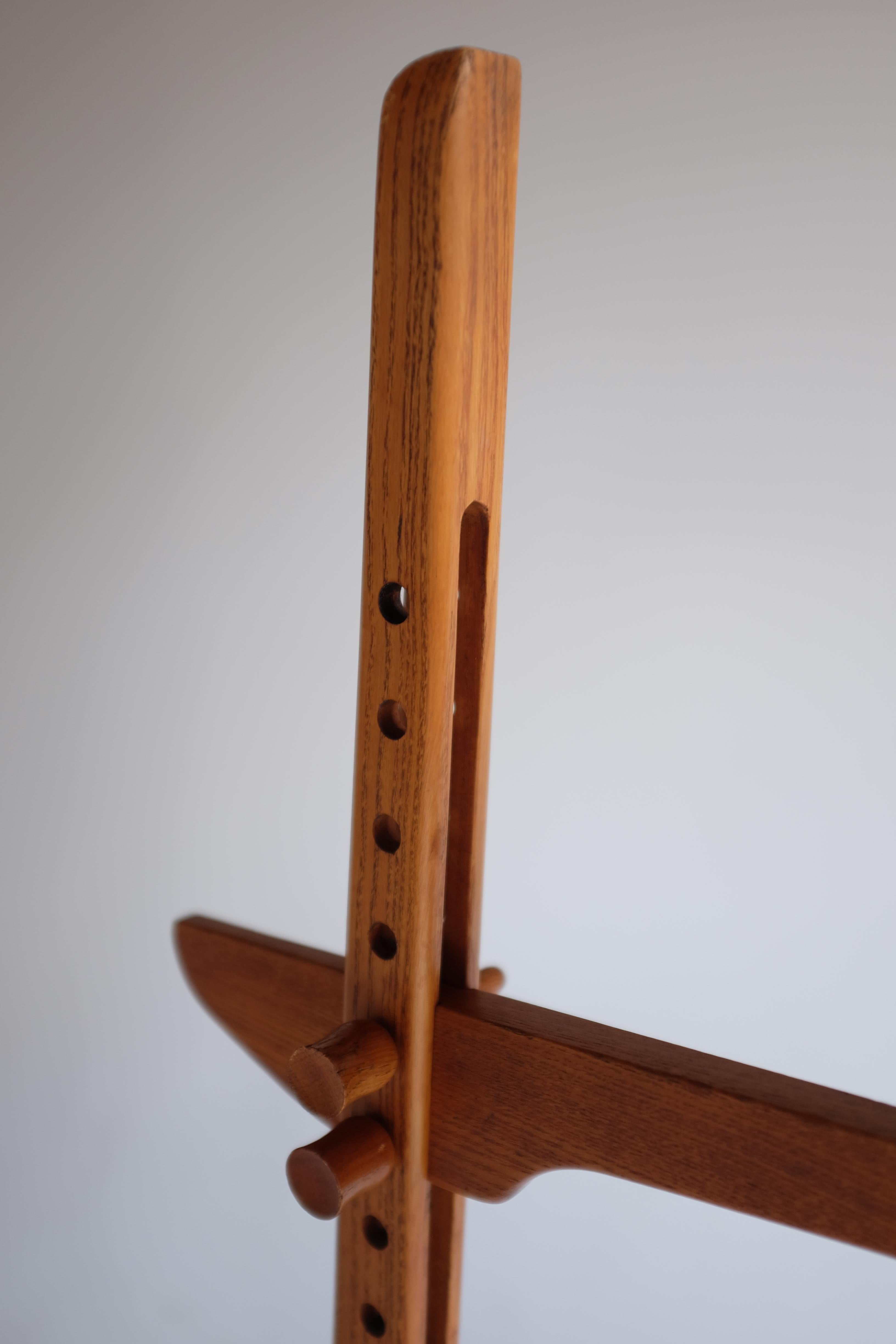 Schwedische Mid-Century Stehlampe aus Holz im Zustand „Gut“ in New York, NY