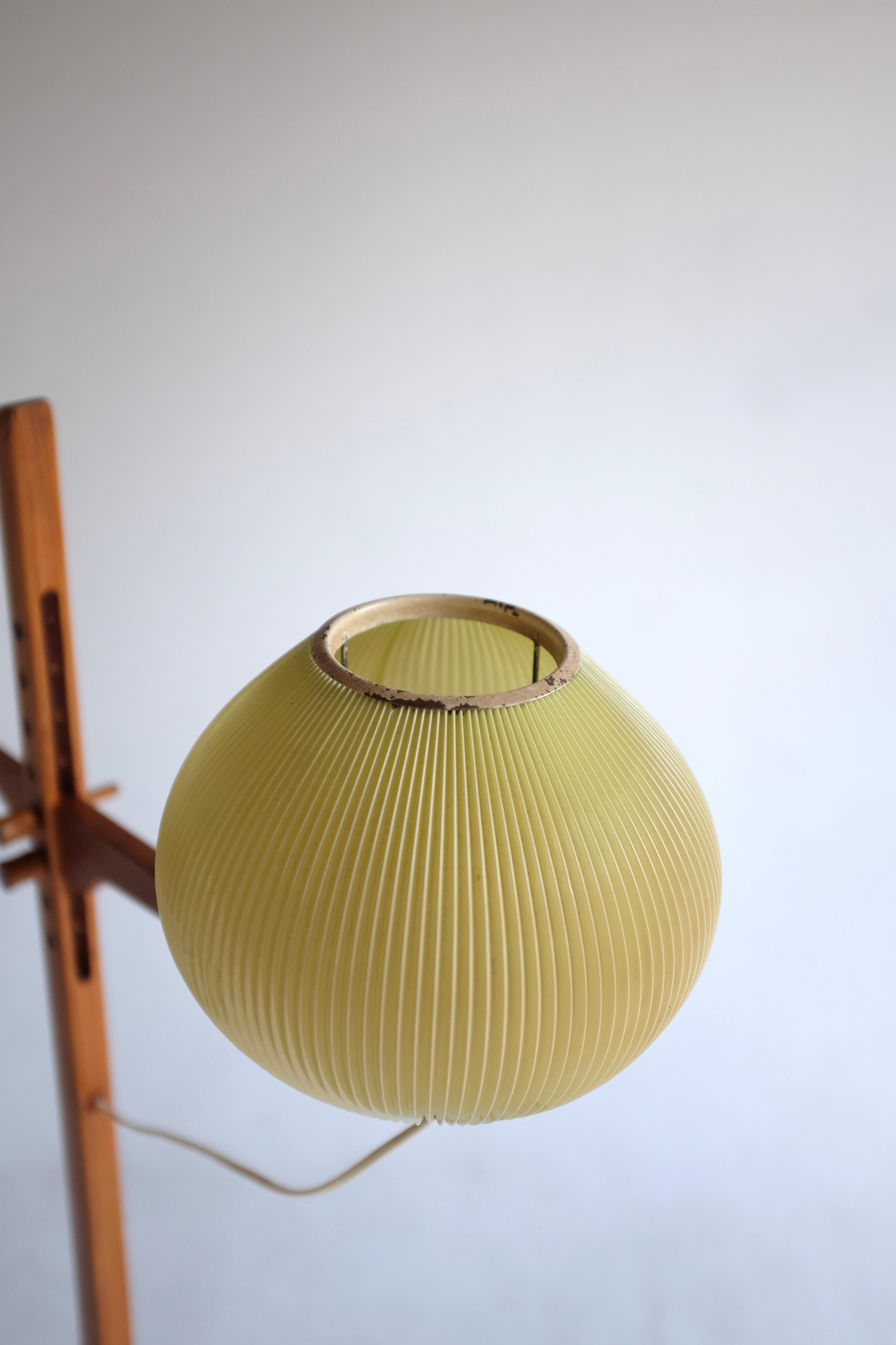 Schwedische Mid-Century Stehlampe aus Holz (Mitte des 20. Jahrhunderts)