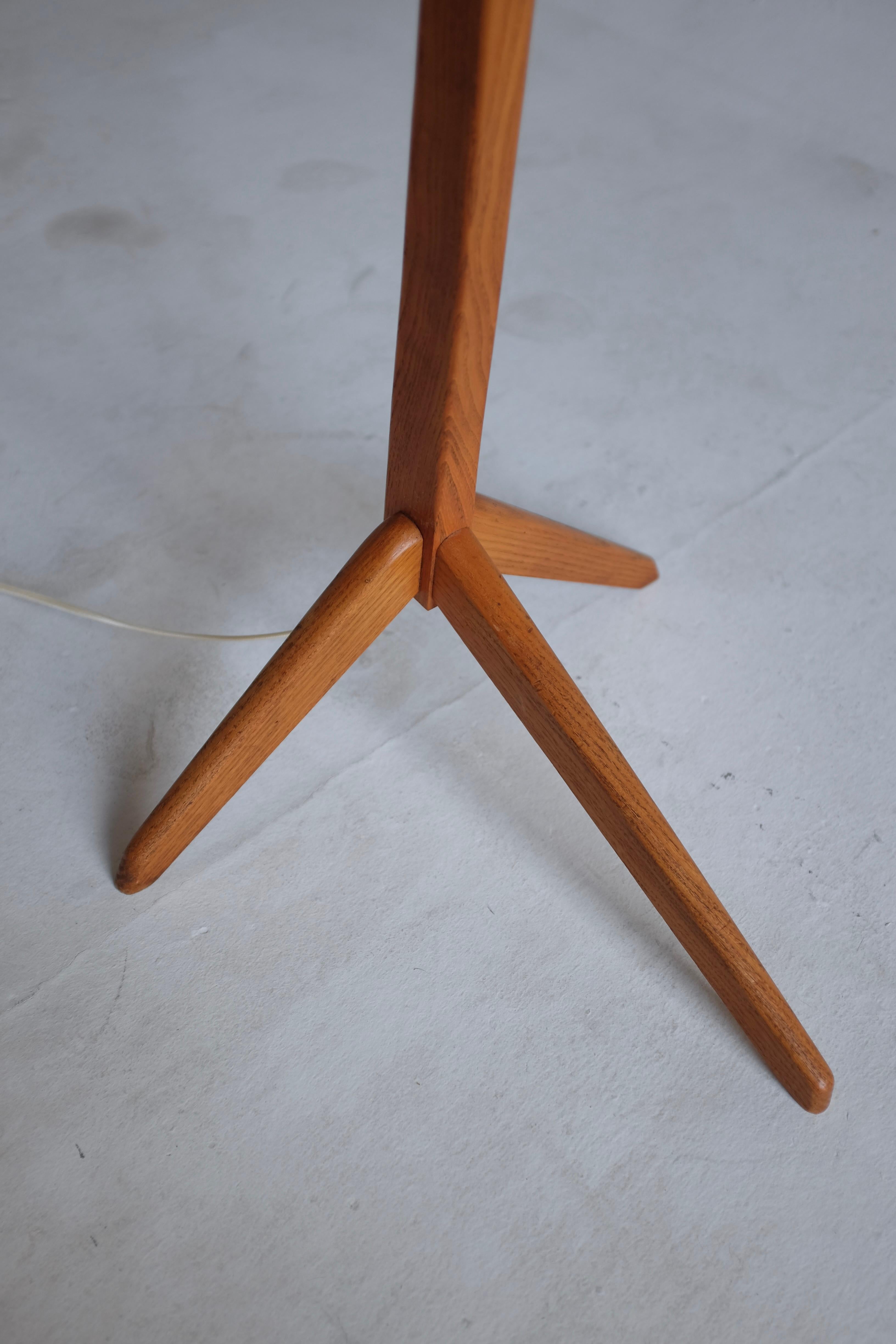 Schwedische Mid-Century Stehlampe aus Holz (Kunststoff)