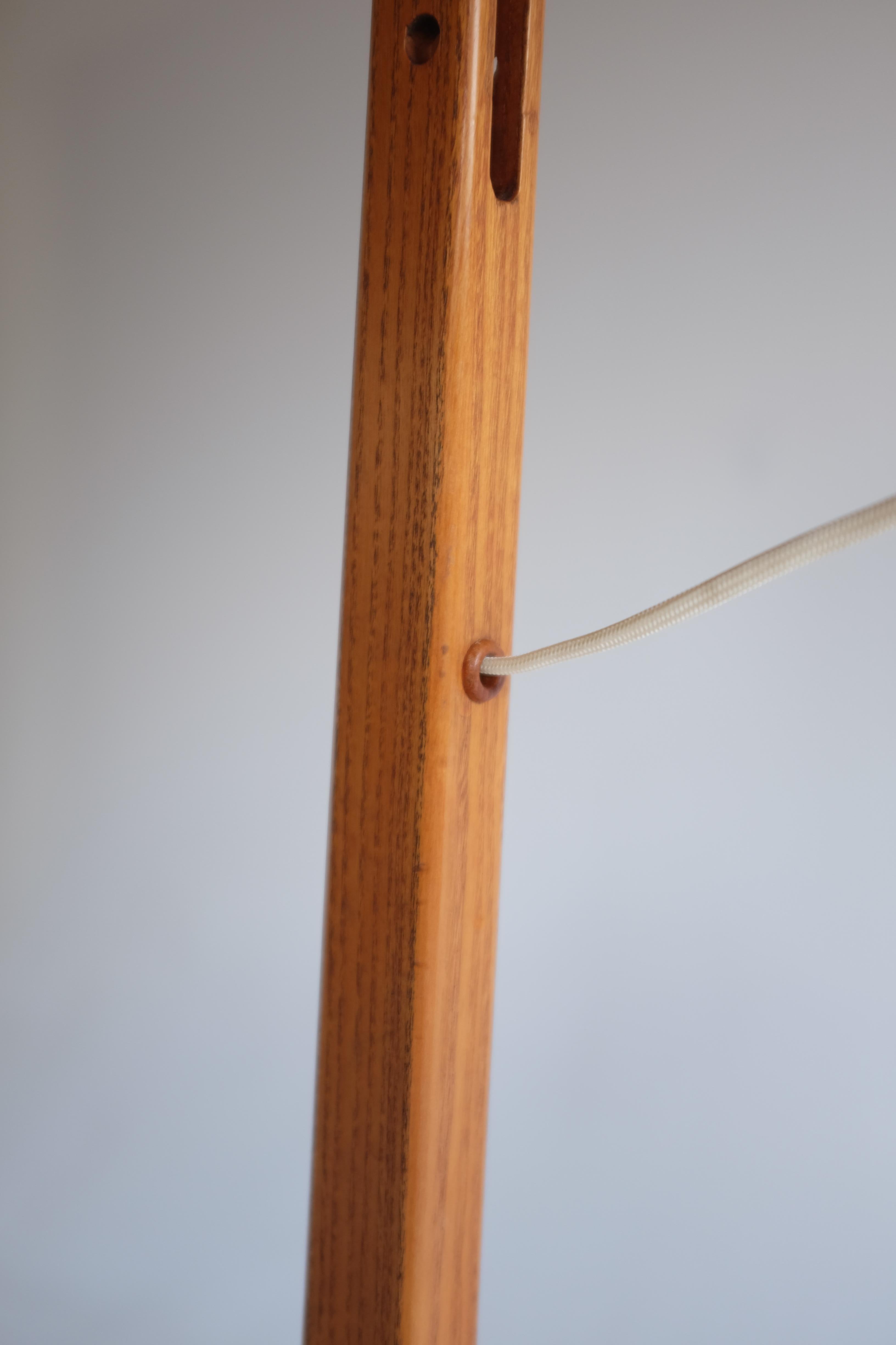 Schwedische Mid-Century Stehlampe aus Holz 1