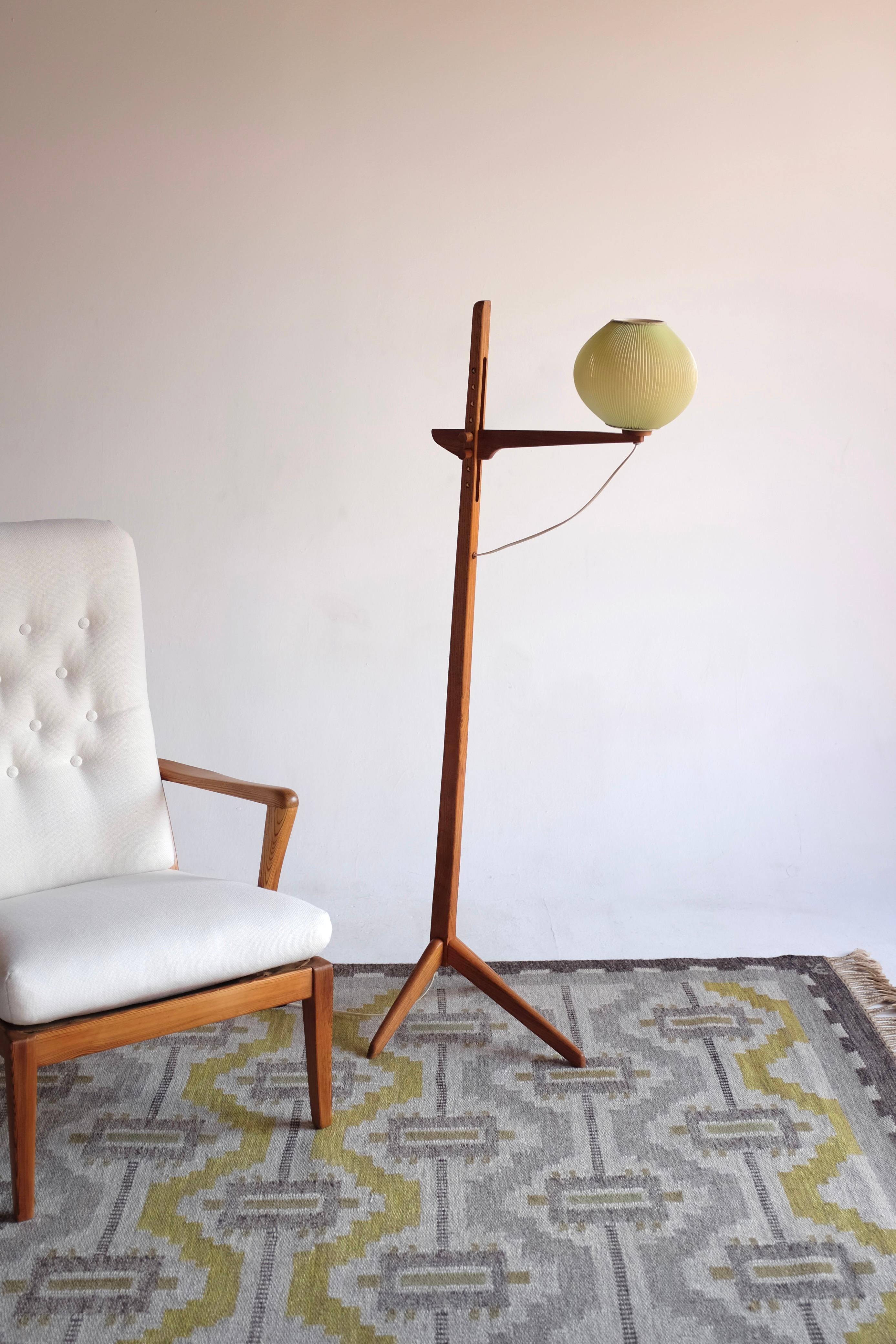Schwedische Mid-Century Stehlampe aus Holz 2