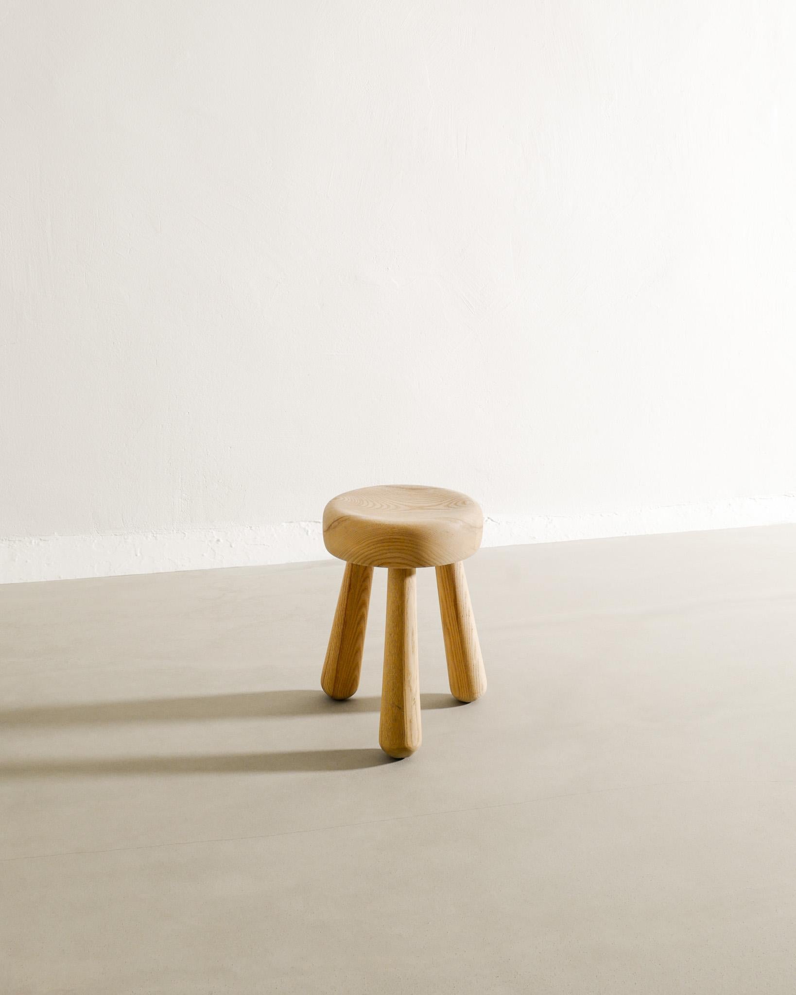 Raro sgabello basso svedese a treppiede di metà secolo in frassino di Ingvar Hildingsson, prodotto in Svezia negli anni Settanta. In buone condizioni originali. Firmato I+I. 

Dimensioni: H: 33 cm / 13