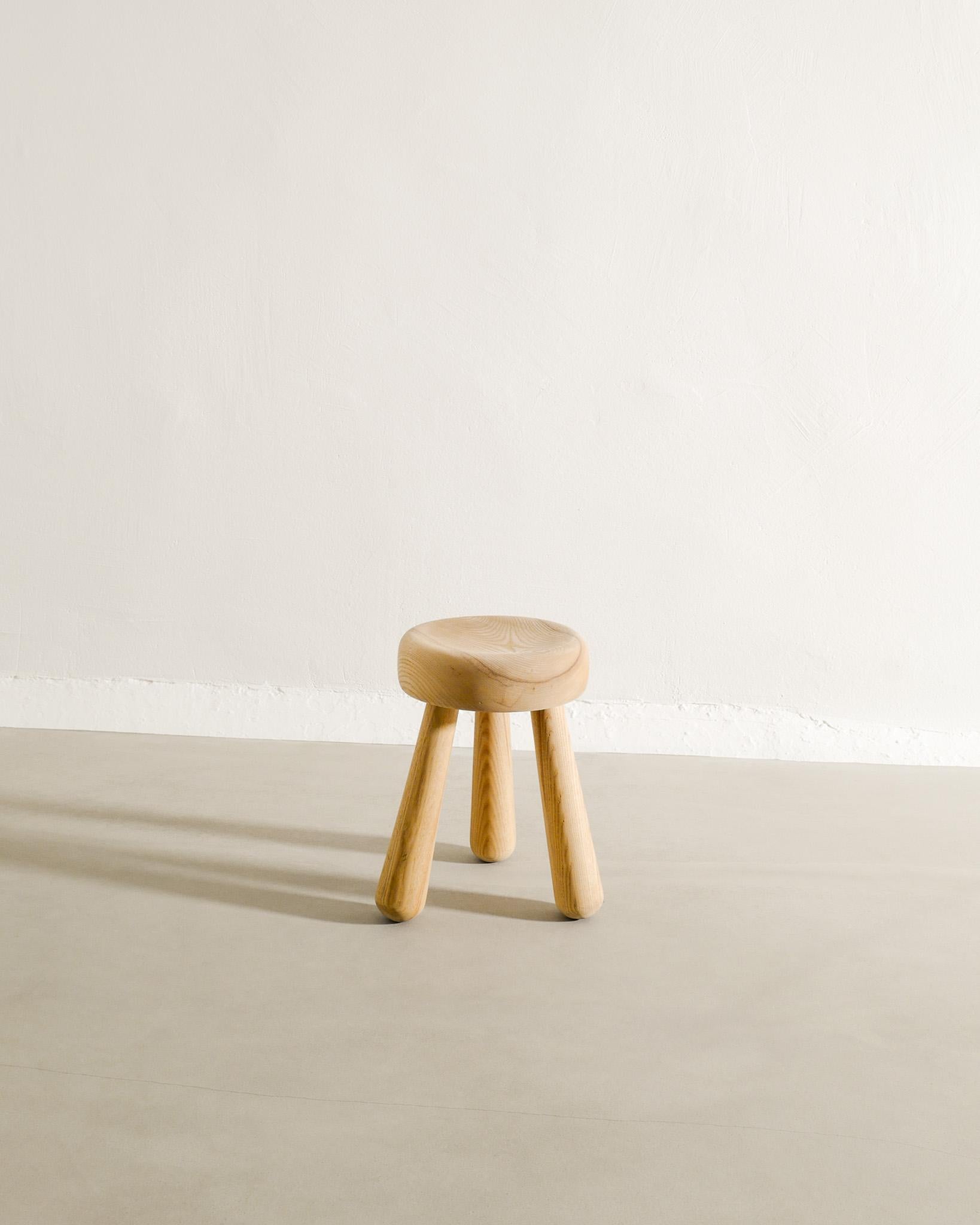 Scandinavo moderno Sgabello basso a treppiede in legno di Ingvar Hildingsson, anni '70, Svezia, metà secolo. in vendita