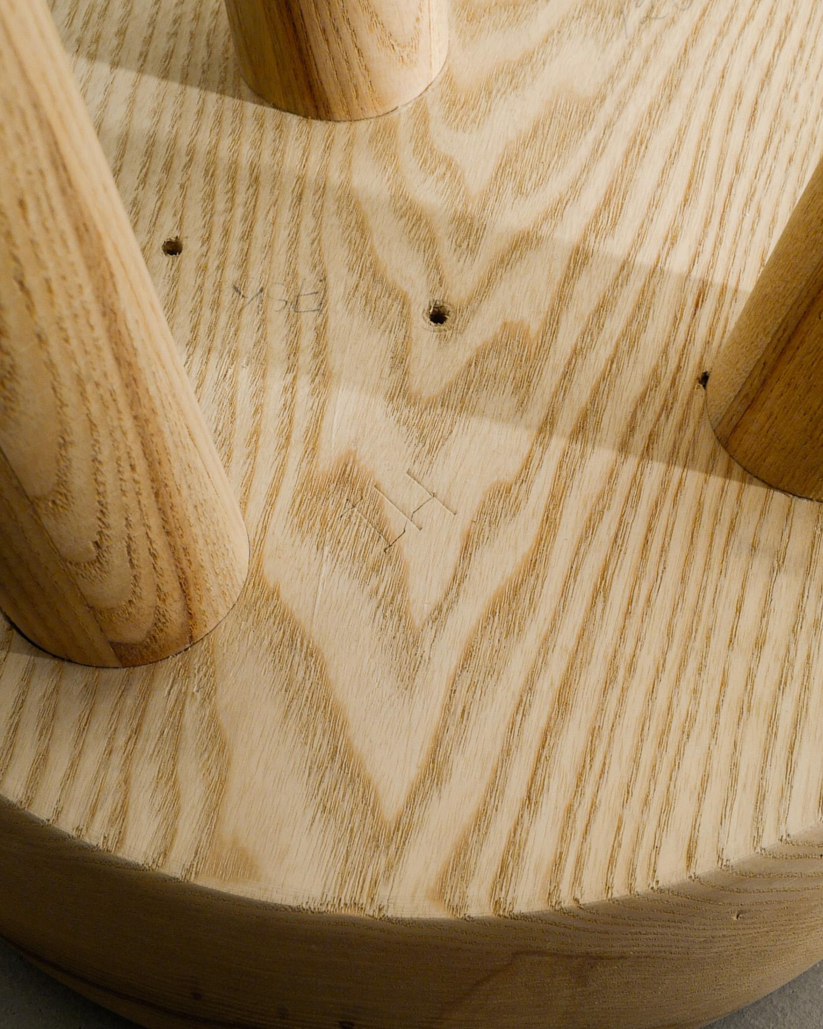 Sgabello basso a treppiede in legno di Ingvar Hildingsson, anni '70, Svezia, metà secolo. In condizioni buone in vendita a Stockholm, SE