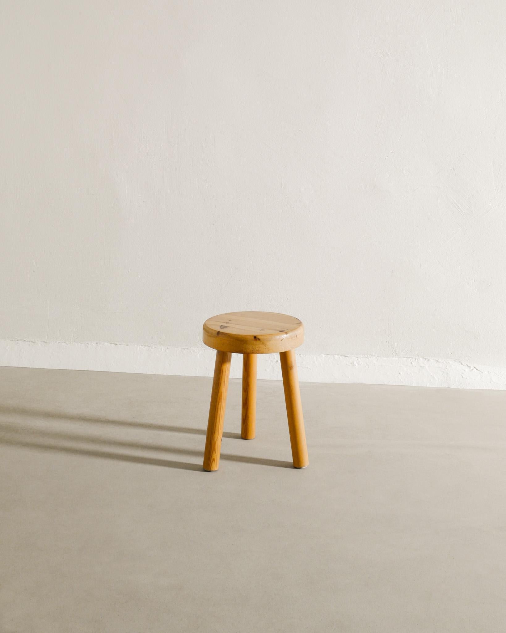 Swedish Mid Century Wooden Low Tripod Stool in Pine Produced in Sweden, 1960s In Good Condition For Sale In Stockholm, SE