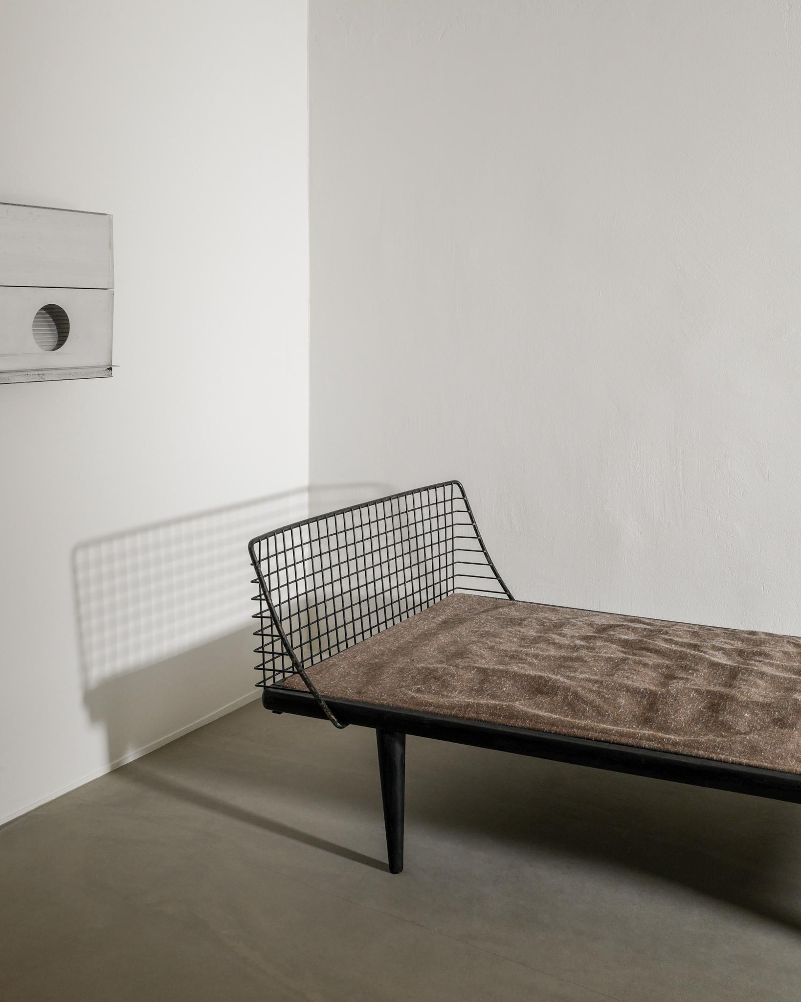 Sofá-cama sueco de madera y metal de mediados de siglo, por Bengt Ruda & Nordiska Kompaniet Años 50 Escandinavo moderno en venta